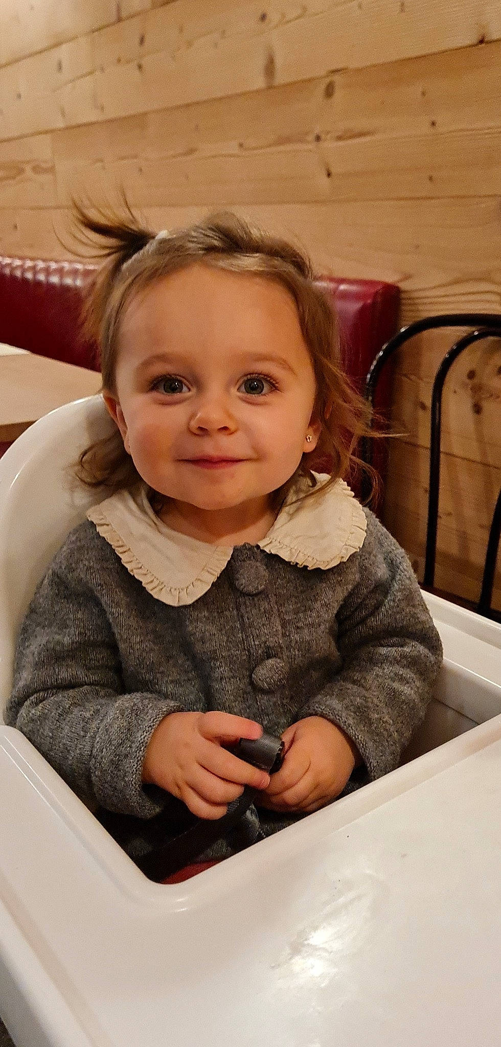 Paloma a rejoint le concours — aidez-le/la à gagner de superbes lots ! arm, baby_toddler_clothing, cheek, chin, eye, eyebrow, gesture, hair, hairstyle, happy, human_body, iris, joy, lip, mammal, mouth, nose, person, skin, sleeve