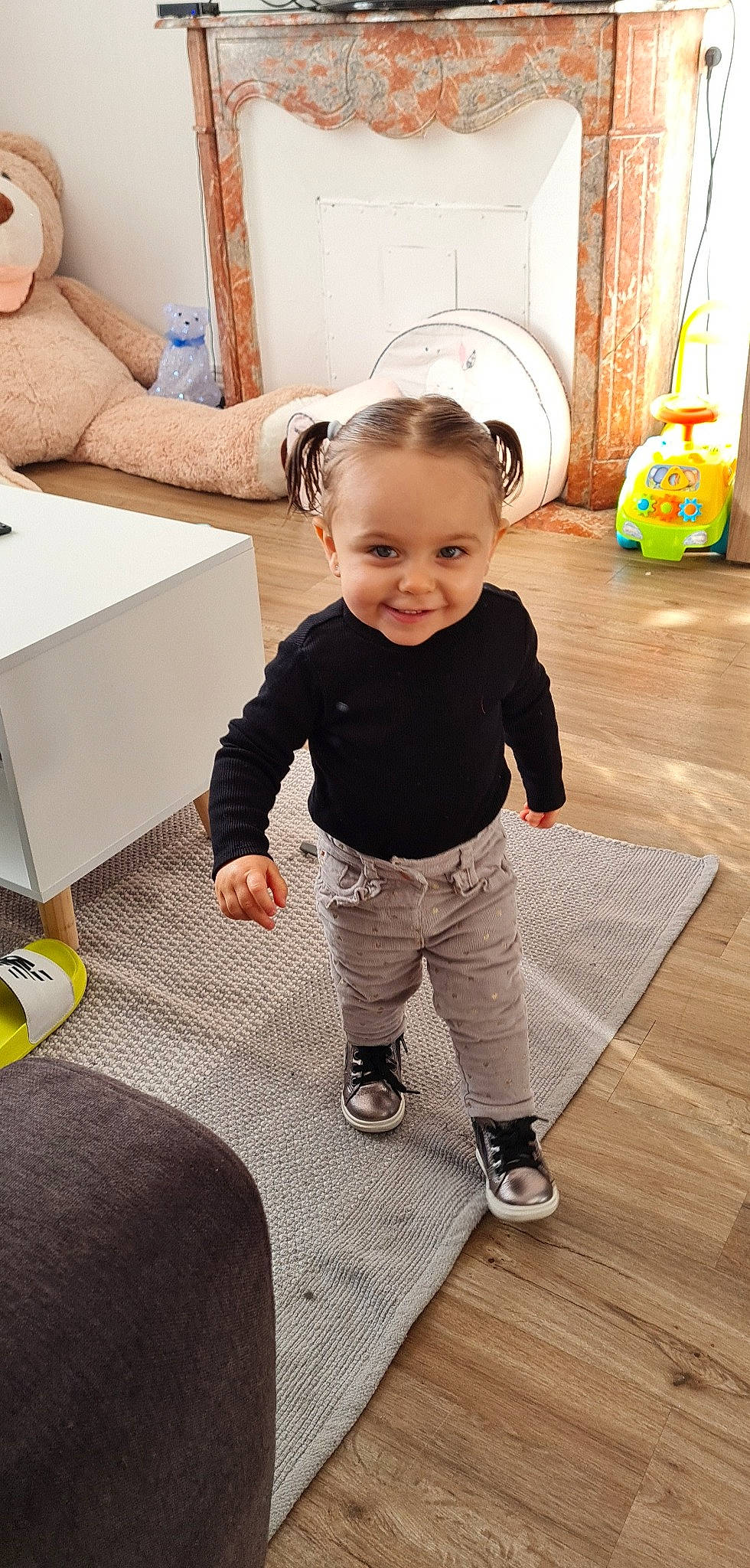 Paloma a rejoint le concours — aidez-le/la à gagner de superbes lots ! baby_toddler_clothing, child, couch, floor, flooring, fun, hairstyle, happy, hardwood, joint, joy, person, shipping_box, sitting, sleeve, smile, standing, t_shirt, toddler, white