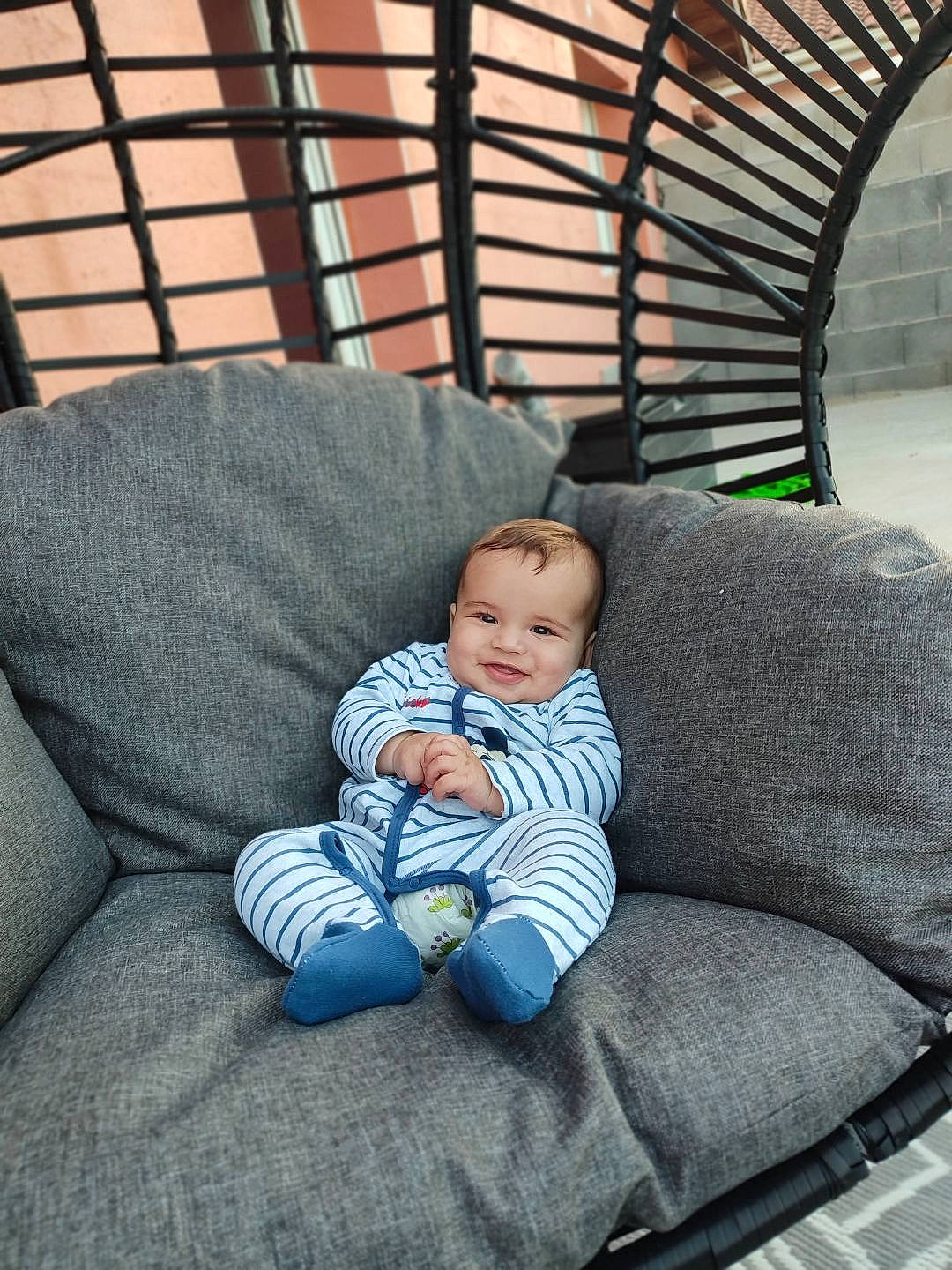 Naïm a rejoint le concours — aidez-le/la à gagner de superbes lots ! baby, baby_products, baby_toddler_clothing, child, comfort, couch, grass, joy, lap, leisure, pattern, person, room, sitting, toddler, wood