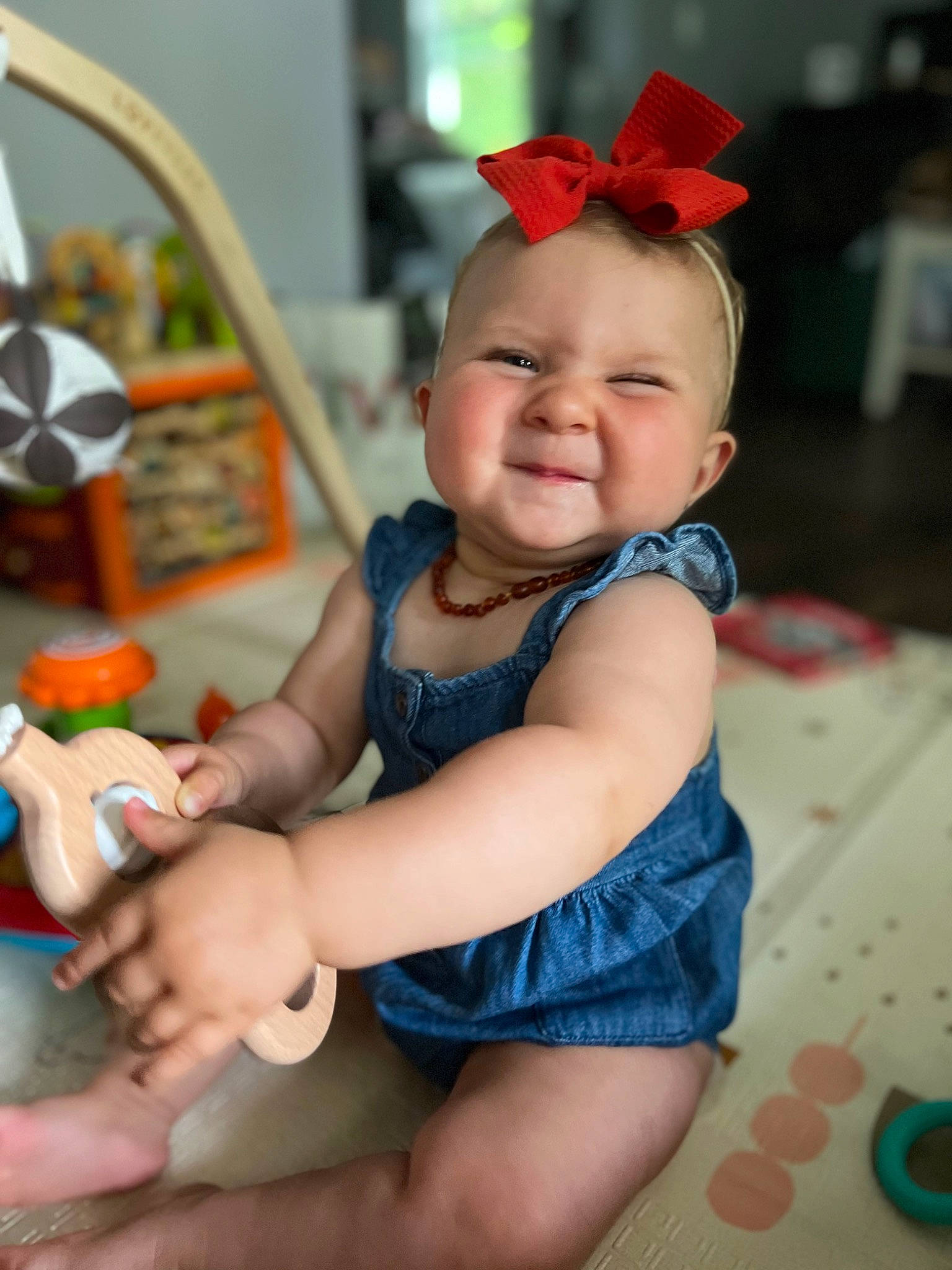 Kensley is registered to the contest to win money with this photo: baby, baby_toddler_clothing, beauty, child, eye, finger, fun, hand, happy, human_body, leg, people, person, pink, product, skin, smile, thigh, thumb, toddler