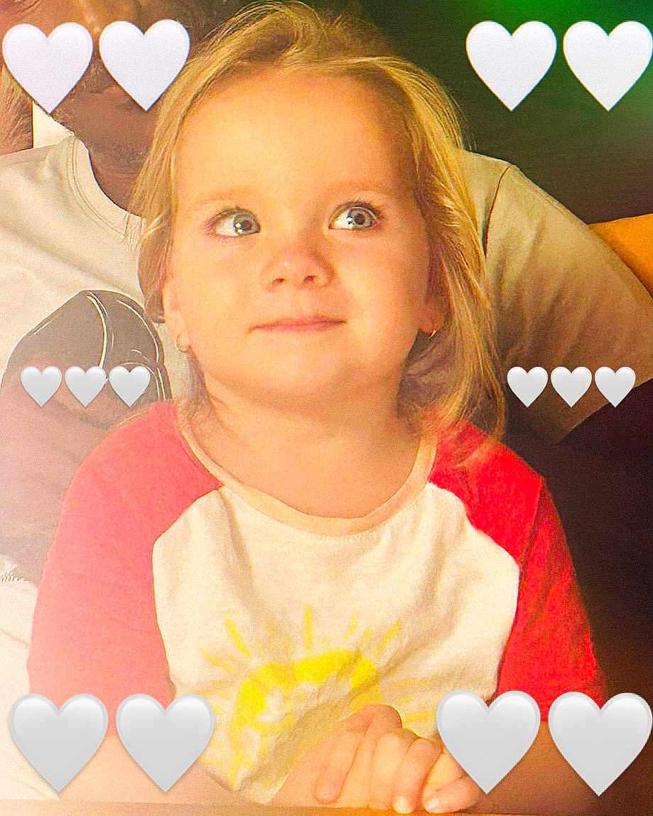 Anna a rejoint le concours — aidez-le/la à gagner de superbes lots ! child, toddler, person, face, smile, red_shirt, white_shirt, blond_hair, portrait, indoor, adult, hand, emojis, heart_emoji, casual_clothing, cute, happy, family, love, bright_eyes