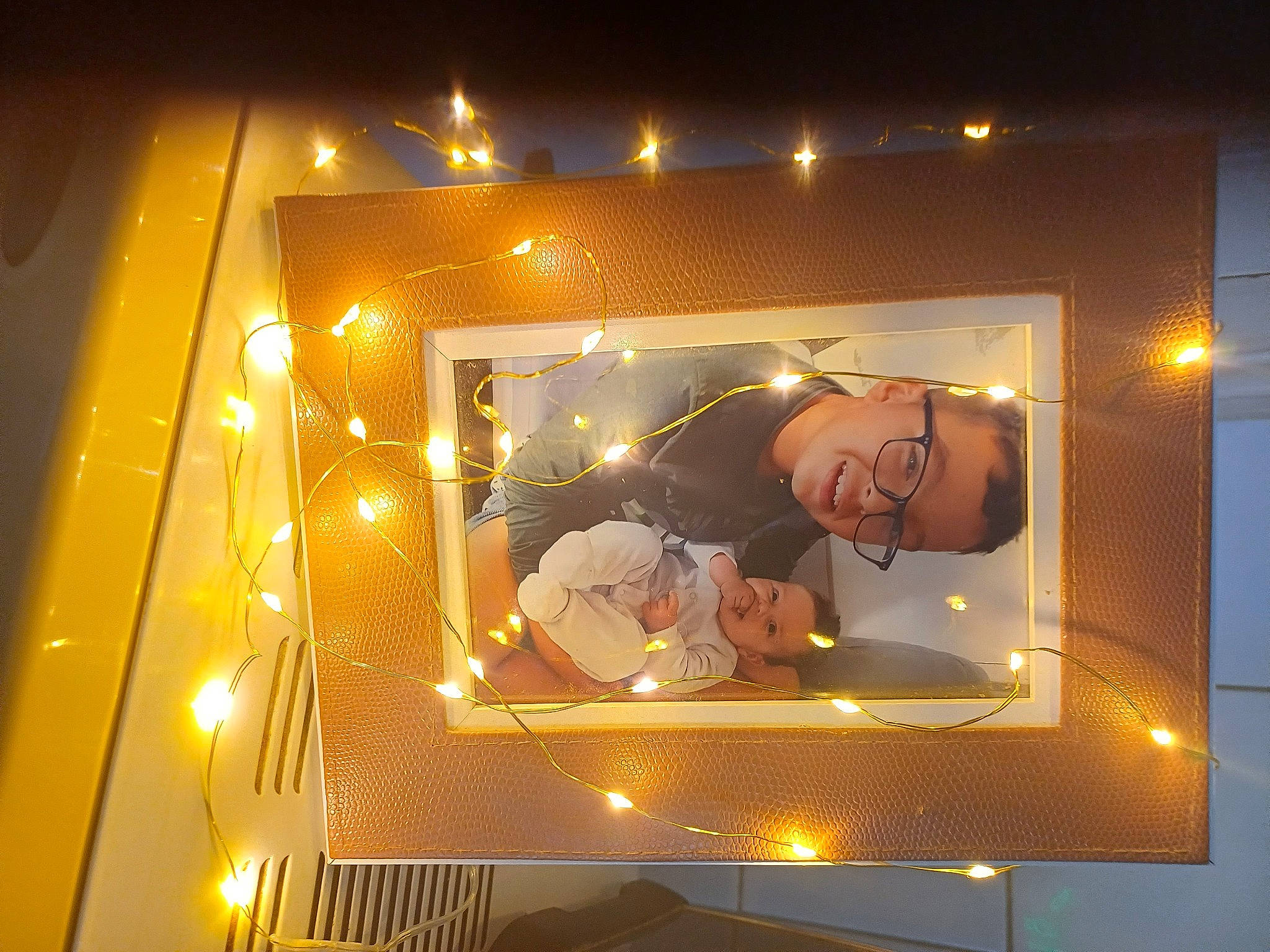 Lélya participe au concours pour gagner de l'argent avec cette photo : advertising, amber, art, billboard, building, ceiling, display_device, electricity, event, font, fun, glass, heat, interior_design, led_backlit_lcd_display, metal, night, person, rectangle, signage