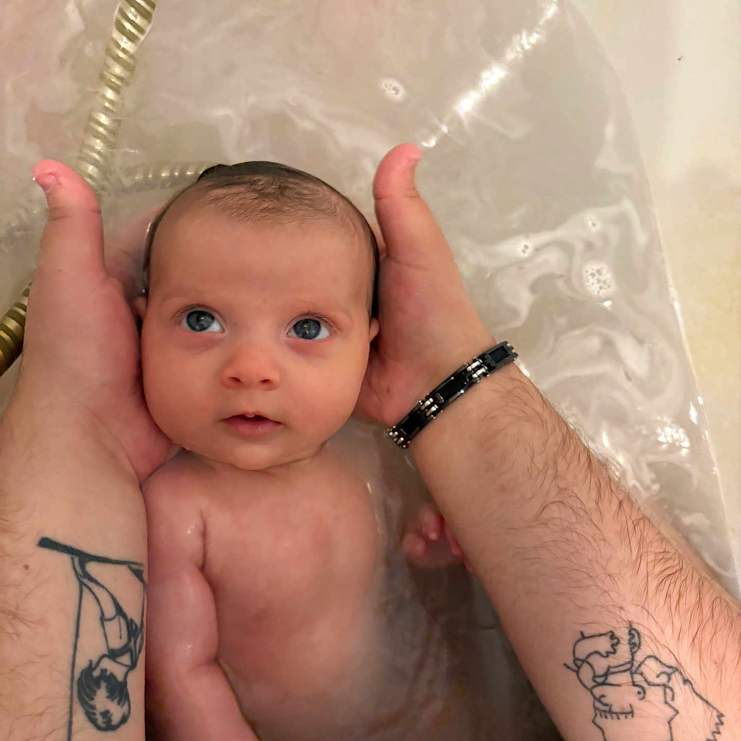 Lydia a rejoint le concours — aidez-le/la à gagner de superbes lots ! arm, baby, bath, bathtub, blue_eyes, child, closeup, cute, hands, human, indoor, infant, naked, person, portrait, sitting, skin, supporting, tattoos, water