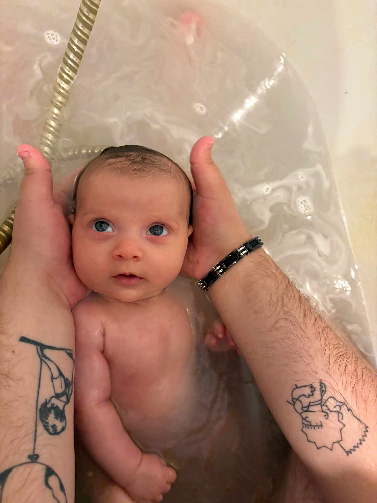 Lydia a rejoint le concours — aidez-le/la à gagner de superbes lots ! baby, infant, bathtub, water, hands, tattoos, arm, blue_eyes, skin, person, bath, child, cute, supporting, human, naked, portrait, closeup, sitting, indoor