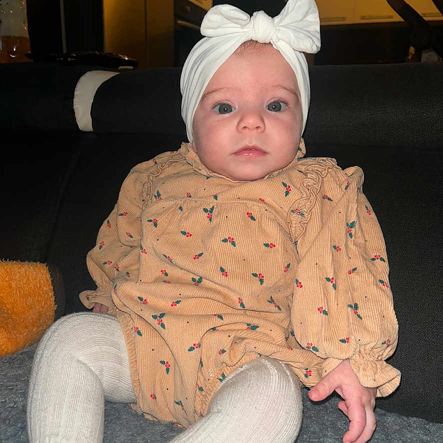 Izalya a rejoint le concours — aidez-le/la à gagner de superbes lots ! baby, bodypart, bonnet, cap, clothing, couch, face, finger, furniture, hand, hat, head, hosiery, newborn, pants, person, photography, portrait, sitting, sock