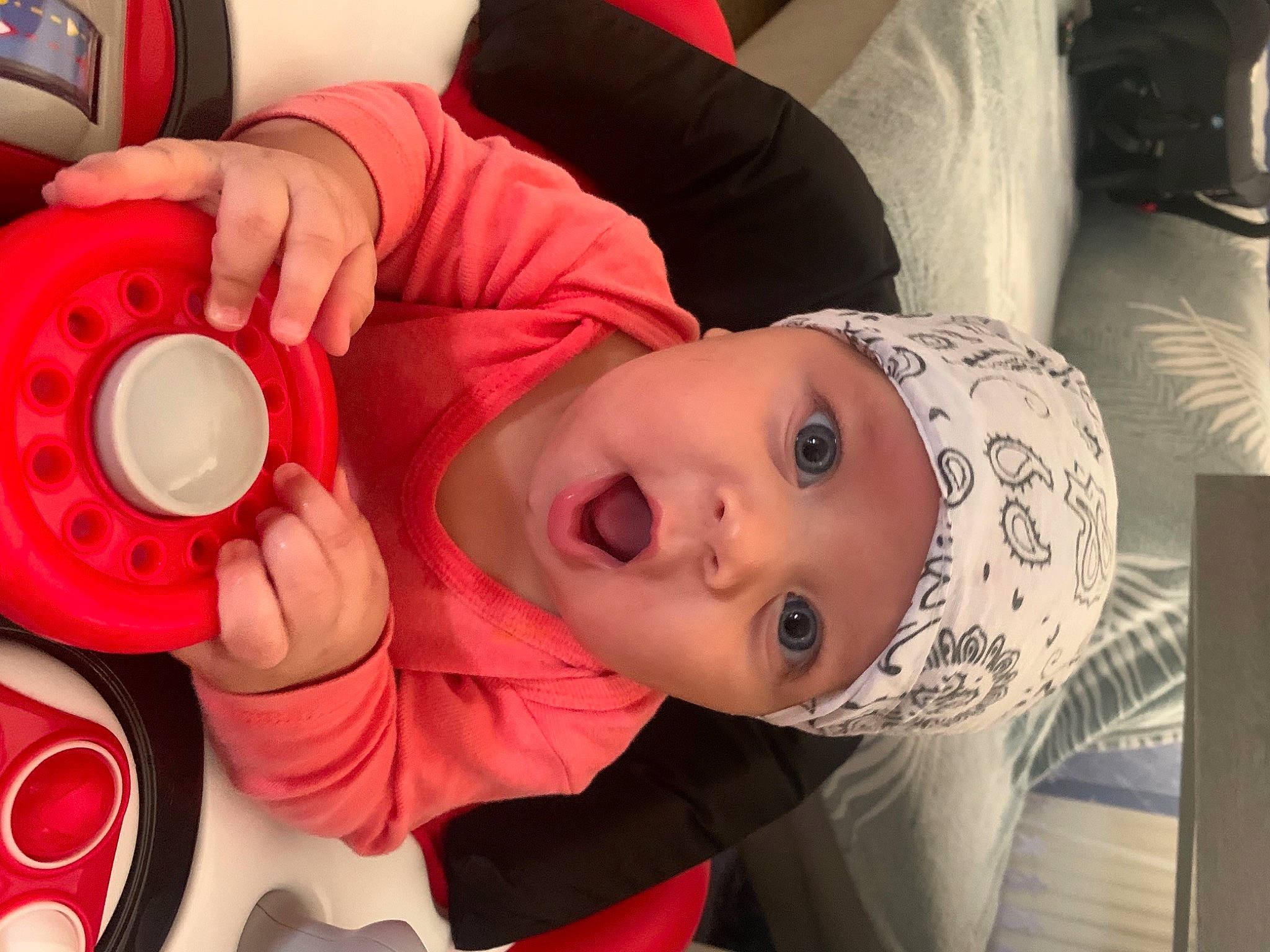 Issa participe au concours pour gagner de l'argent avec cette photo : arm, audio_equipment, automotive_wheel_system, carmine, cheek, child, eye, eyelash, fun, gadget, hat, headgear, headwear, mouth, nose, person, personal_protective_equipment, rim, room, skin