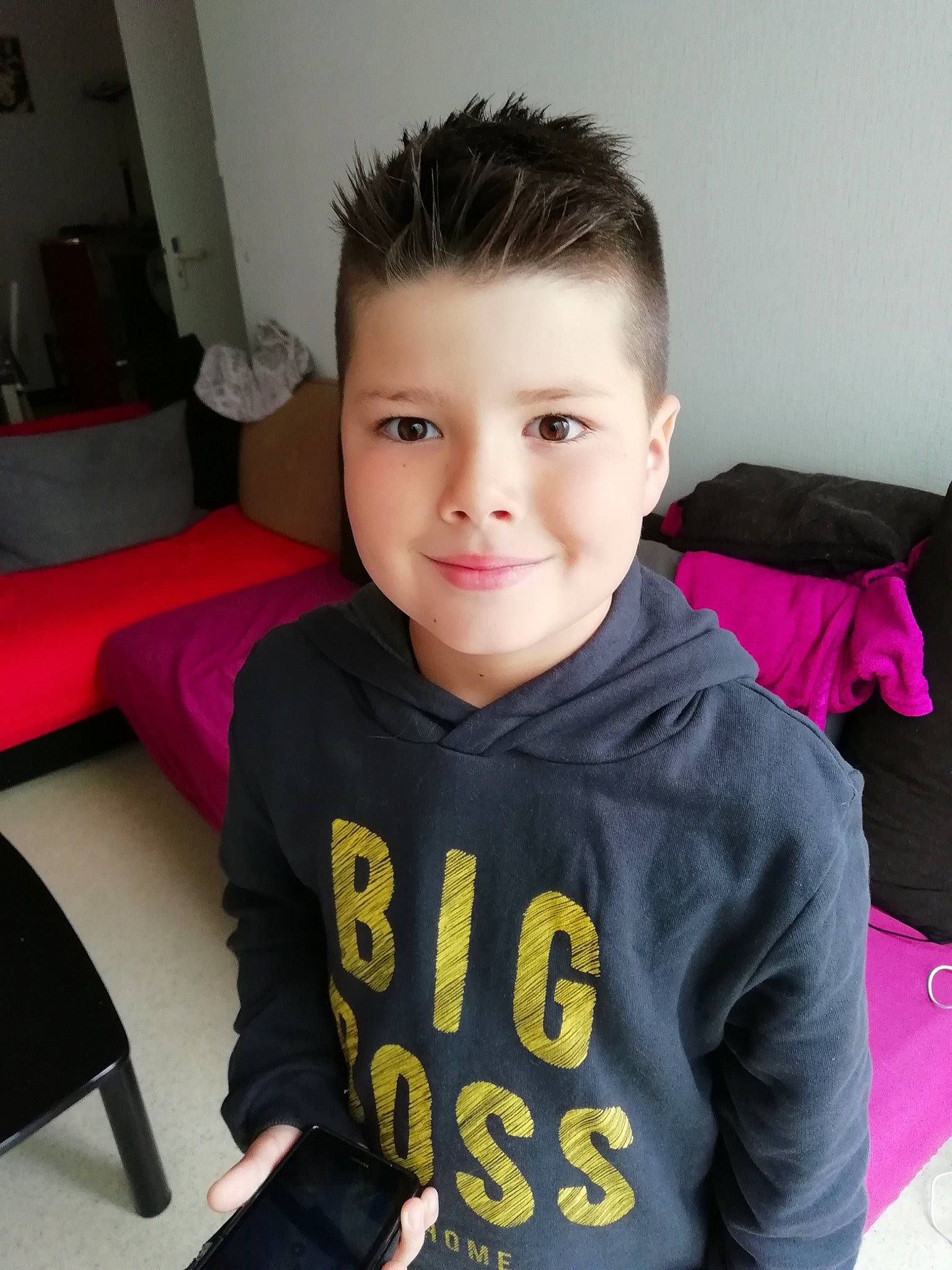 Ténéan participe au concours pour gagner de l'argent avec cette photo : cheek, child, child_model, cool, eye, eyebrow, face, forehead, hair, hairstyle, head, male, outerwear, person, skin, smile, t_shirt, toddler