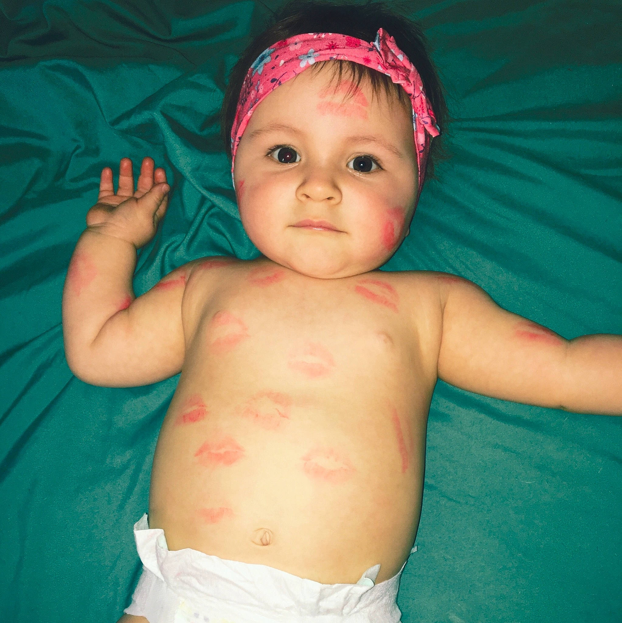 Kelya a rejoint le concours — aidez-le/la à gagner de superbes lots ! abdomen, arm, baby, cheek, chest, child, eye, face, forehead, hair_accessory, head, headgear, iris, lip, mouth, muscle, neck, person, skin, stomach