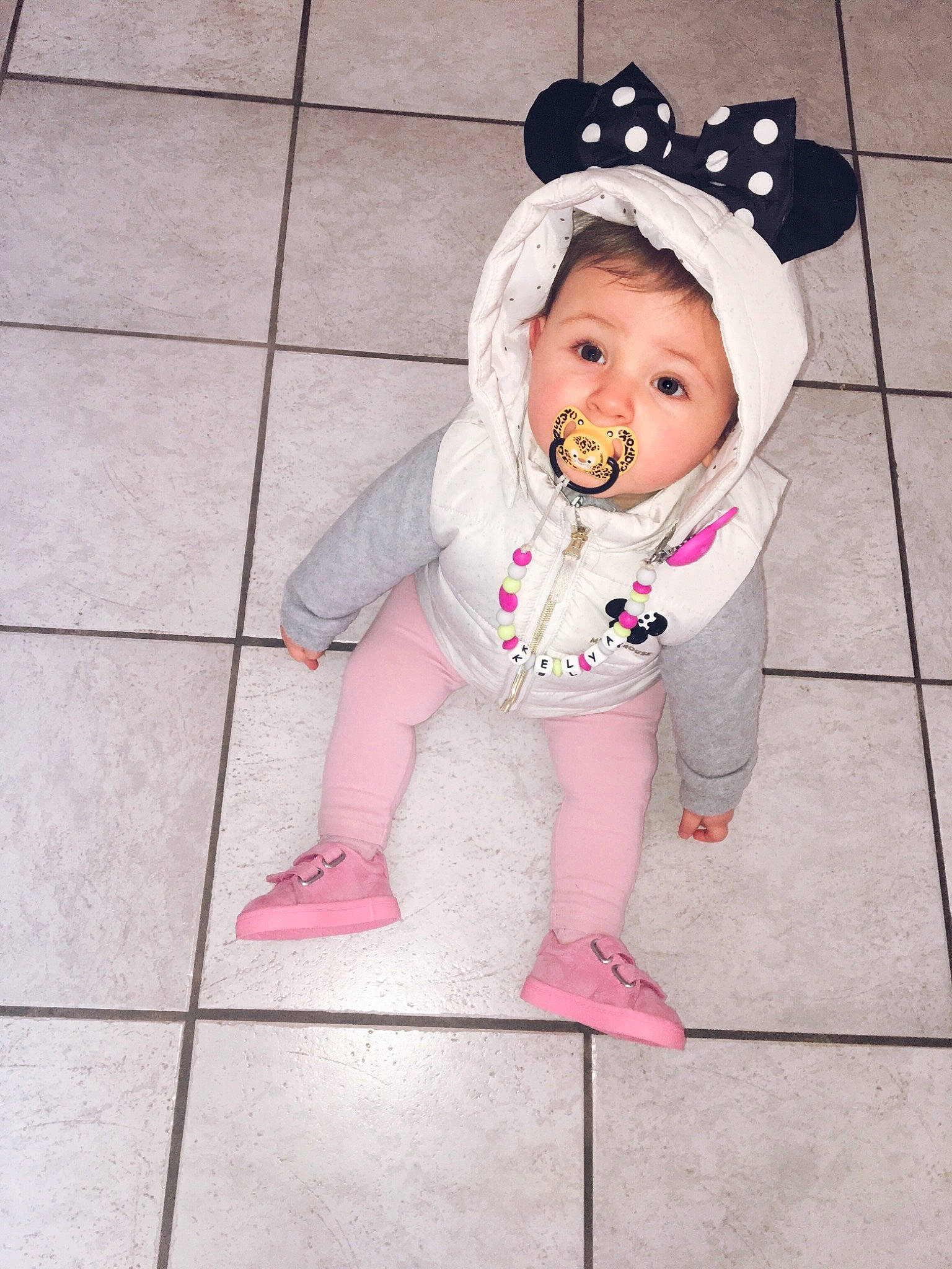 Kelya a rejoint le concours — aidez-le/la à gagner de superbes lots ! baby, baby_toddler_clothing, cheek, child, costume, floor, flooring, head, headgear, person, pink, skin, smile, toddler