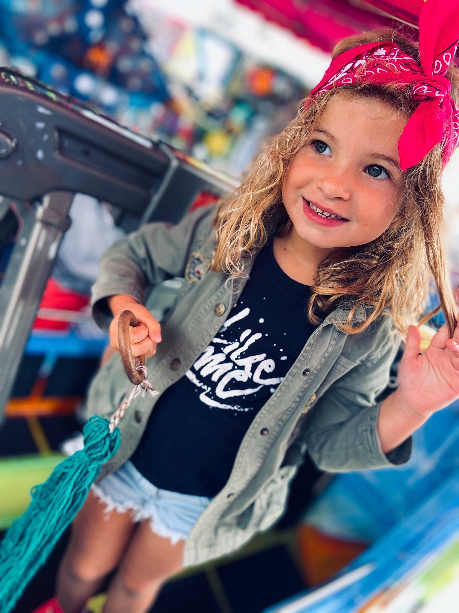 Capucine a rejoint le concours — aidez-le/la à gagner de superbes lots ! blond, brown_hair, child, city, community, cool, electric_blue, event, fun, happy, human, joy, leisure, long_hair, outdoor_recreation, person, product, public_space, recreation, smile