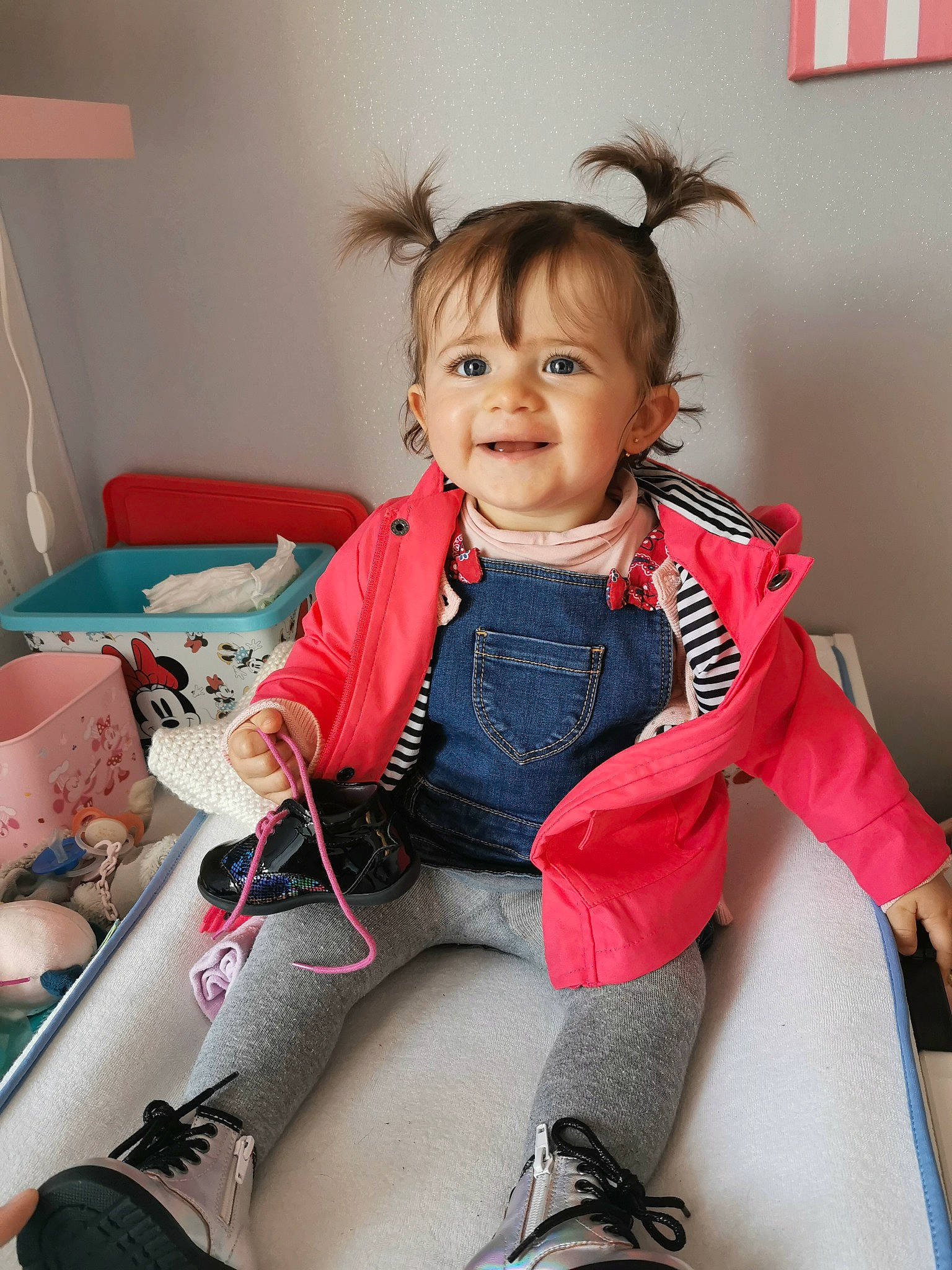 Lou participe au concours pour gagner de l'argent avec cette photo : baby, baby_carriage, baby_toddler_clothing, chair, child, comfort, dress, happy, human_leg, joy, knee, lap, leg, person, personal_protective_equipment, pink, skin, sleeve, smile, sock