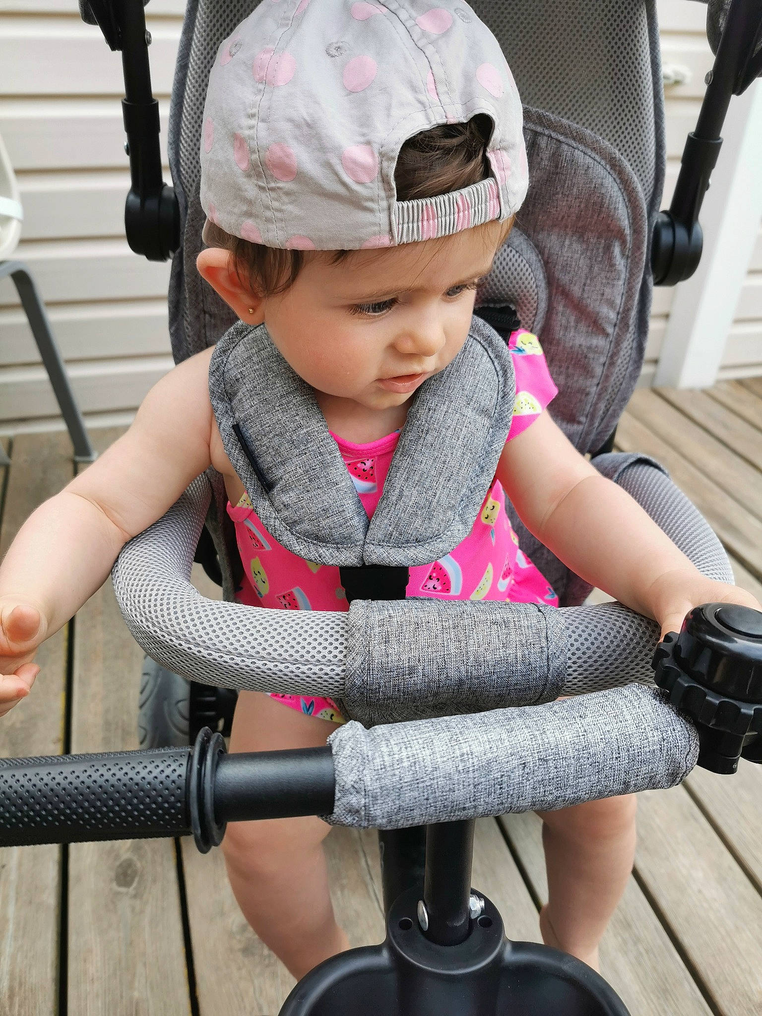 Lou a rejoint le concours — aidez-le/la à gagner de superbes lots ! baby, baby_carriage, baby_products, baby_toddler_clothing, baseball_cap, beauty, black, cap, child, comfort, face, fashion_accessory, headwear, human_body, person, photograph, pink, sitting, skin, snapshot