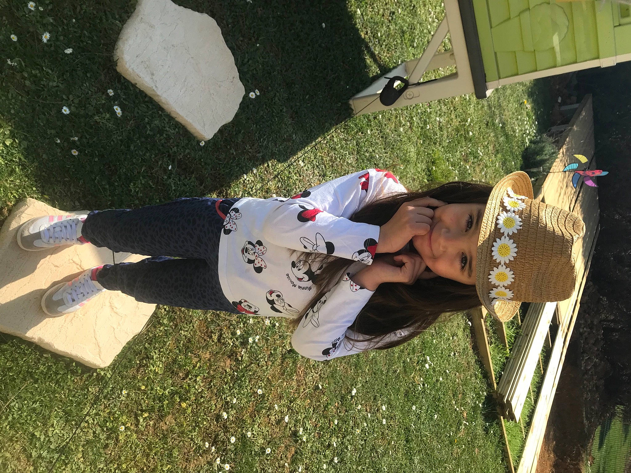 Lya participe au concours pour gagner de l'argent avec cette photo : foot, fun, grass, grass_family, hat, headwear, human_leg, joy, lawn, leisure, person, plant, recreation, shoe, sitting, sneakers, thigh, tree, walking_shoe