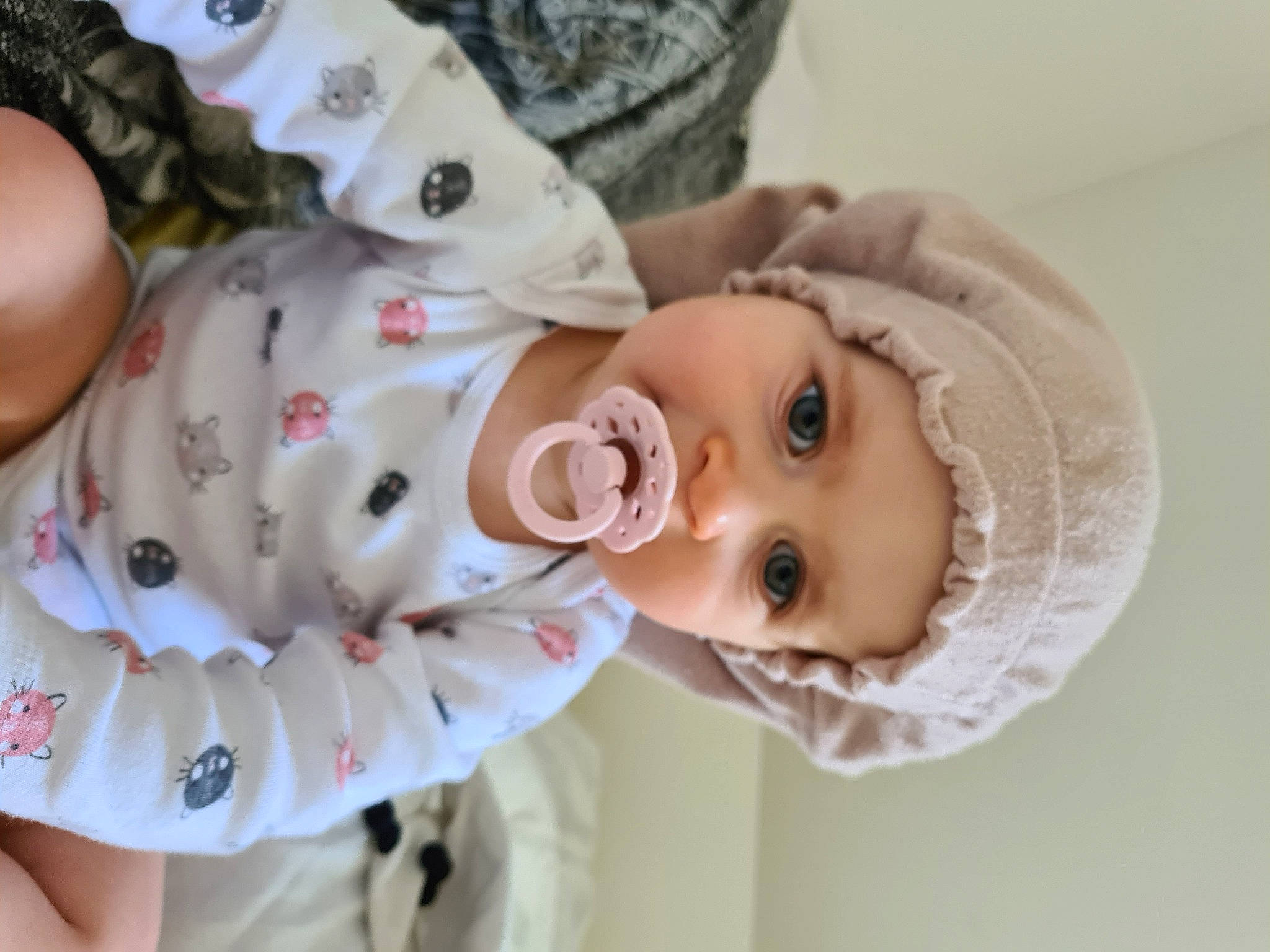 élya participe au concours pour gagner de l'argent avec cette photo : baby, baby_products, baby_toddler_clothing, cheek, child, comfort, eye, eyelash, face, happy, head, headwear, linens, lip, nose, person, pink, room, skin, sleeve
