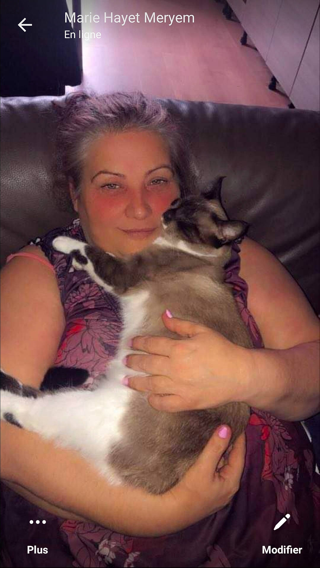 Coco participe au concours pour gagner de l'argent avec cette photo : black_hair, carnivore, cat, comfort, companion_dog, ear, fawn, felidae, flash_photography, fun, gesture, hand, happy, iris, lap, long_hair, small_to_medium_sized_cats, smile, thigh, whiskers