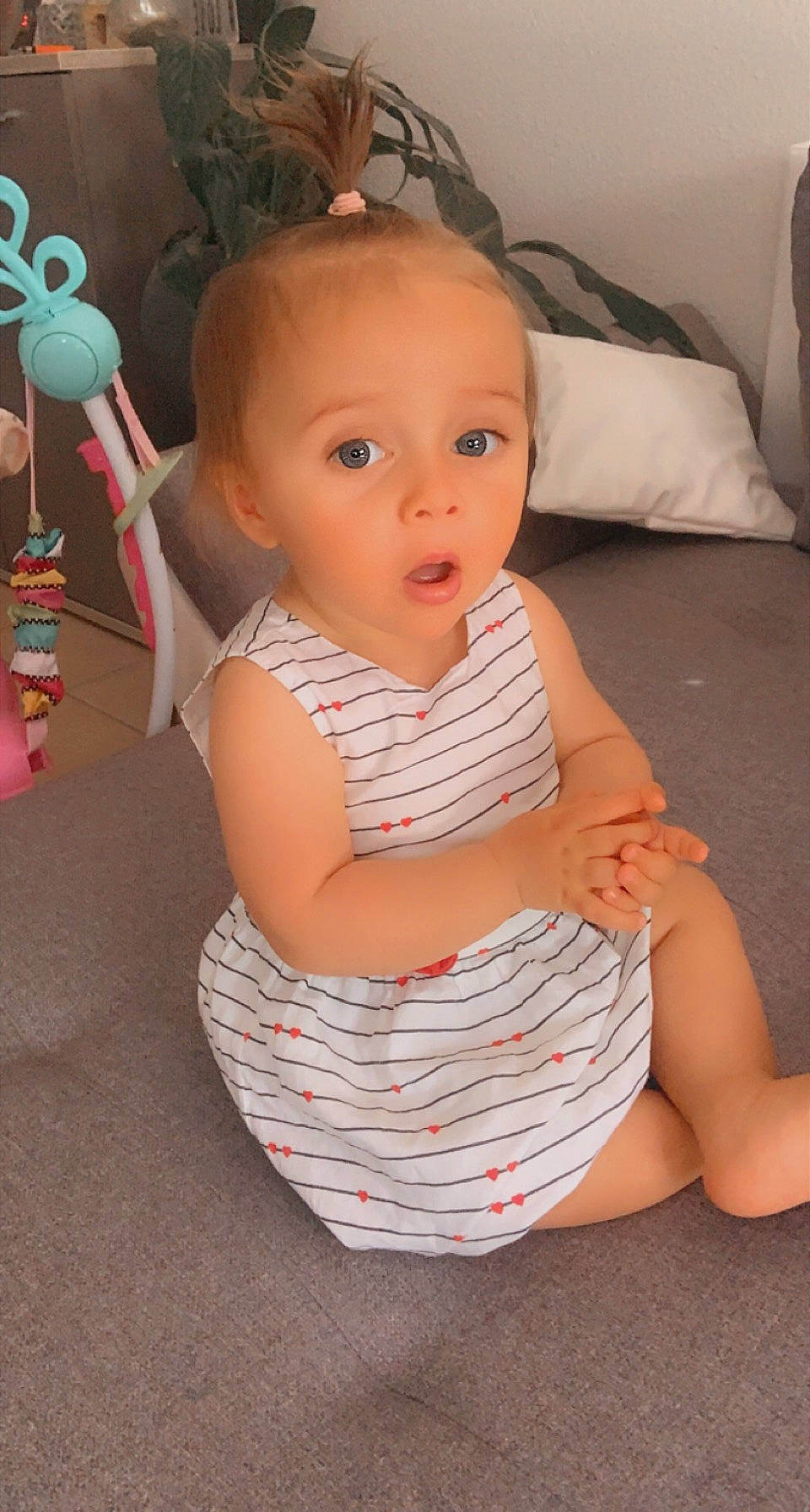 Louna a rejoint le concours — aidez-le/la à gagner de superbes lots ! baby, baby_toddler_clothing, cheek, child, comfort, finger, flooring, fun, happy, head, human_leg, joint, lip, neck, nose, organ, person, skin, sleeve, surprise