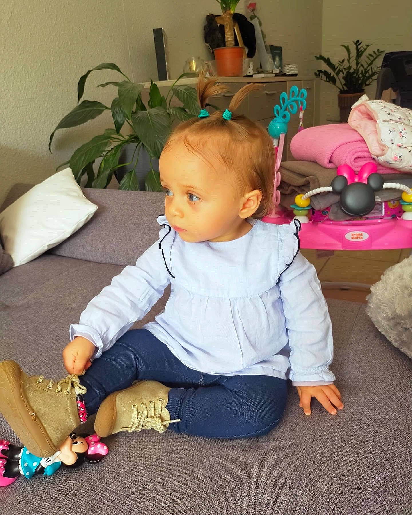 Louna a rejoint le concours — aidez-le/la à gagner de superbes lots ! baby, baby_toddler_clothing, carpet, child, comfort, floor, flooring, flowerpot, fun, houseplant, lap, person, plant, play, room, sitting, sleeve, textile, toddler, vertebrate