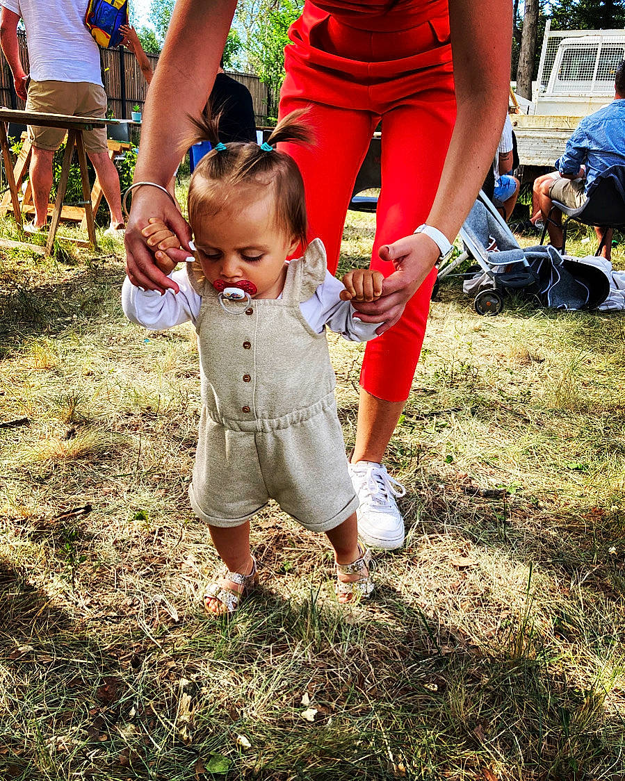 Louna a rejoint le concours — aidez-le/la à gagner de superbes lots ! baby, barefoot, child, event, fun, gesture, grass, grass_family, happy, lawn, leaf, leg, leisure, people_in_nature, person, plant, recreation, shorts, soil, t_shirt