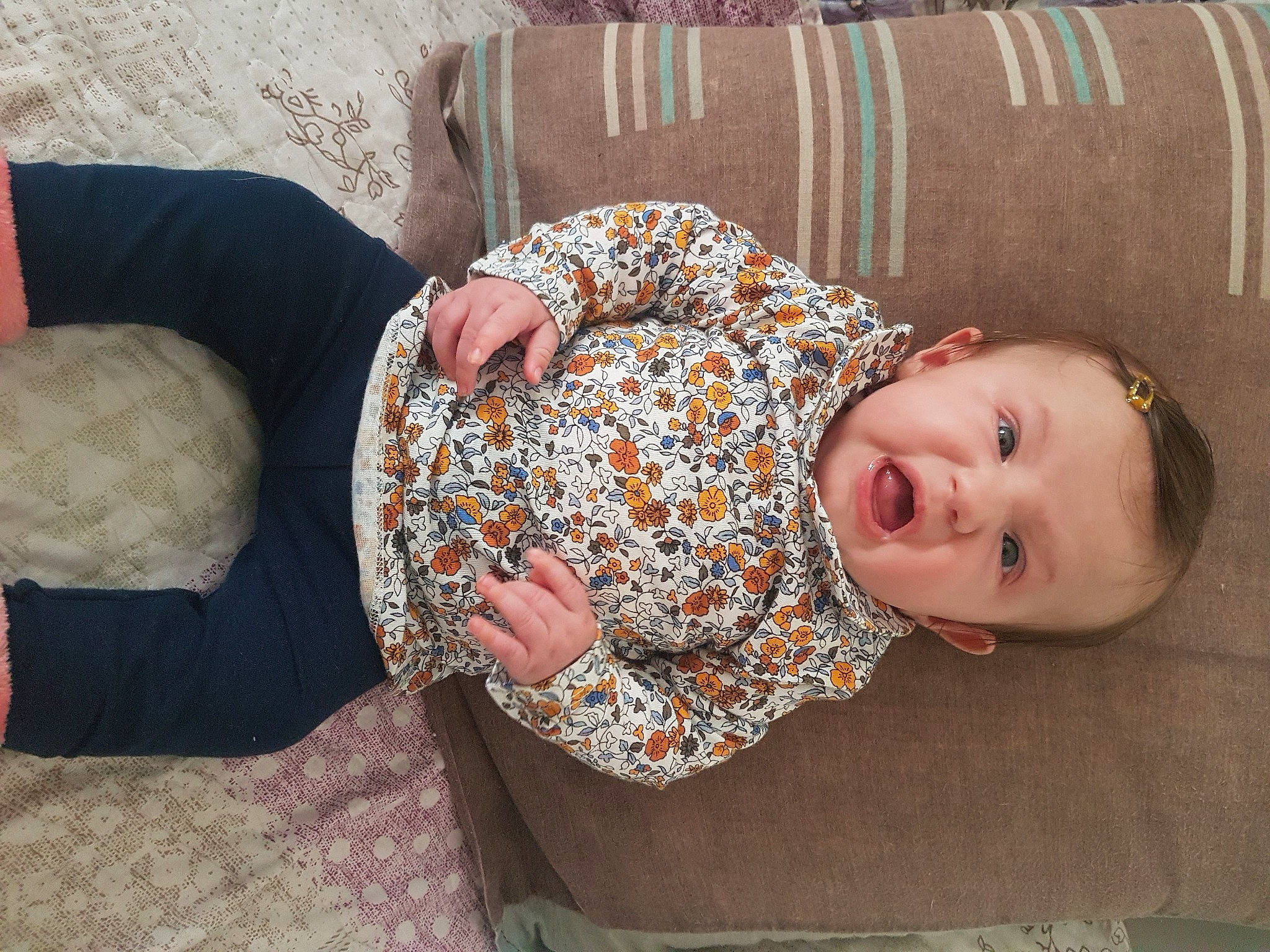 Rose a rejoint le concours — aidez-le/la à gagner de superbes lots ! baby, baby_toddler_clothing, child, comfort, couch, flooring, grass, human_body, human_leg, linens, pattern, person, room, sitting, skin, sleeve, textile, thigh, toddler, wood