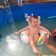 David a rejoint le concours — aidez-le/la à gagner de superbes lots ! baby, child, fence, float, fun, hand, inflatable, outdoor, person, play, pool, relax, splash, summer, swimming, toddler, toy, unicorn, water, waterfall