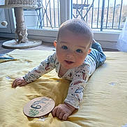 Ezra participe au concours pour gagner de l'argent avec cette photo : baby, balcony, balcony_chairs, cat_tree, eyes, floor, hand, happy, home_interior, infant, milestone_disk, onesie, playmat, portrait, smiling, toy, tummy_time, window, wooden_disk, yellow_blanket
