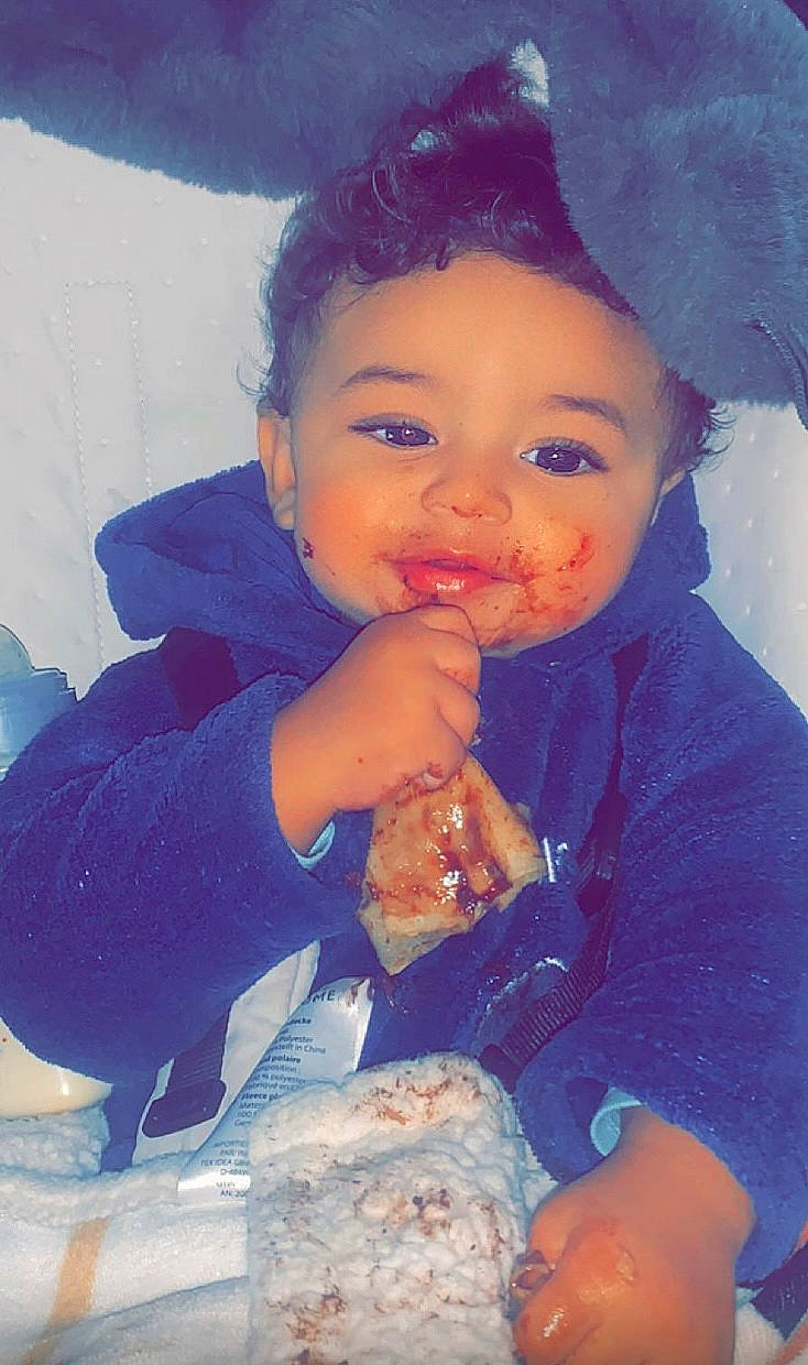 Lyham a rejoint le concours — aidez-le/la à gagner de superbes lots ! afro, cheek, child, electric_blue, fashion_accessory, fashion_design, fun, happy, hat, iris, lip, nose, person, portrait_photography, sitting, skin, thumb, toddler, vintage_clothing, wig