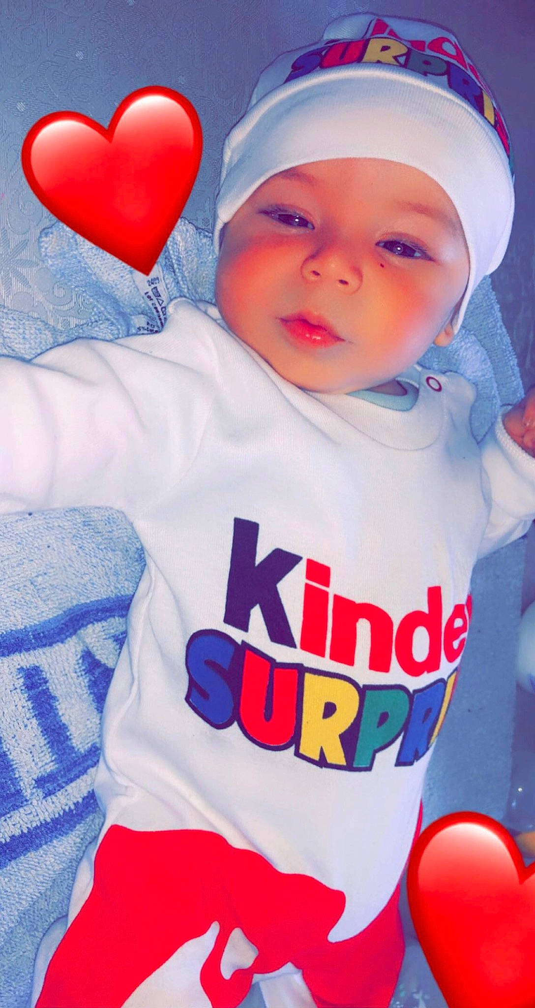 Kaïs participe au concours pour gagner de l'argent avec cette photo : azure, baby, baby_toddler_clothing, cap, child, cool, face, facial_expression, fun, happy, headgear, headwear, lip, mouth, organ, person, pink, red, sleeve, t_shirt