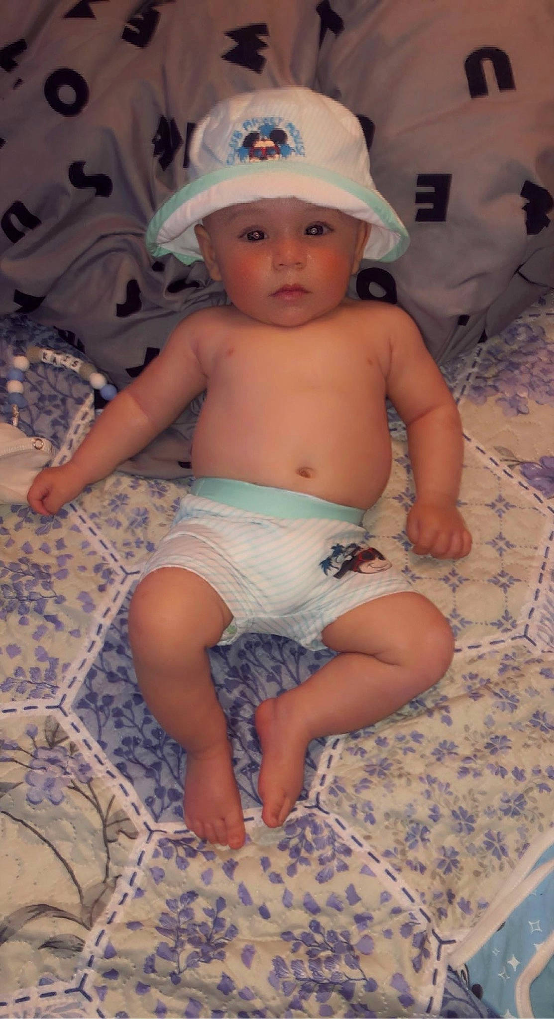 Kaïs participe au concours pour gagner de l'argent avec cette photo : arm, baby, cheek, chin, comfort, diaper, eye, facial_expression, finger, fun, hand, head, headwear, human, human_body, leg, mouth, muscle, person, skin