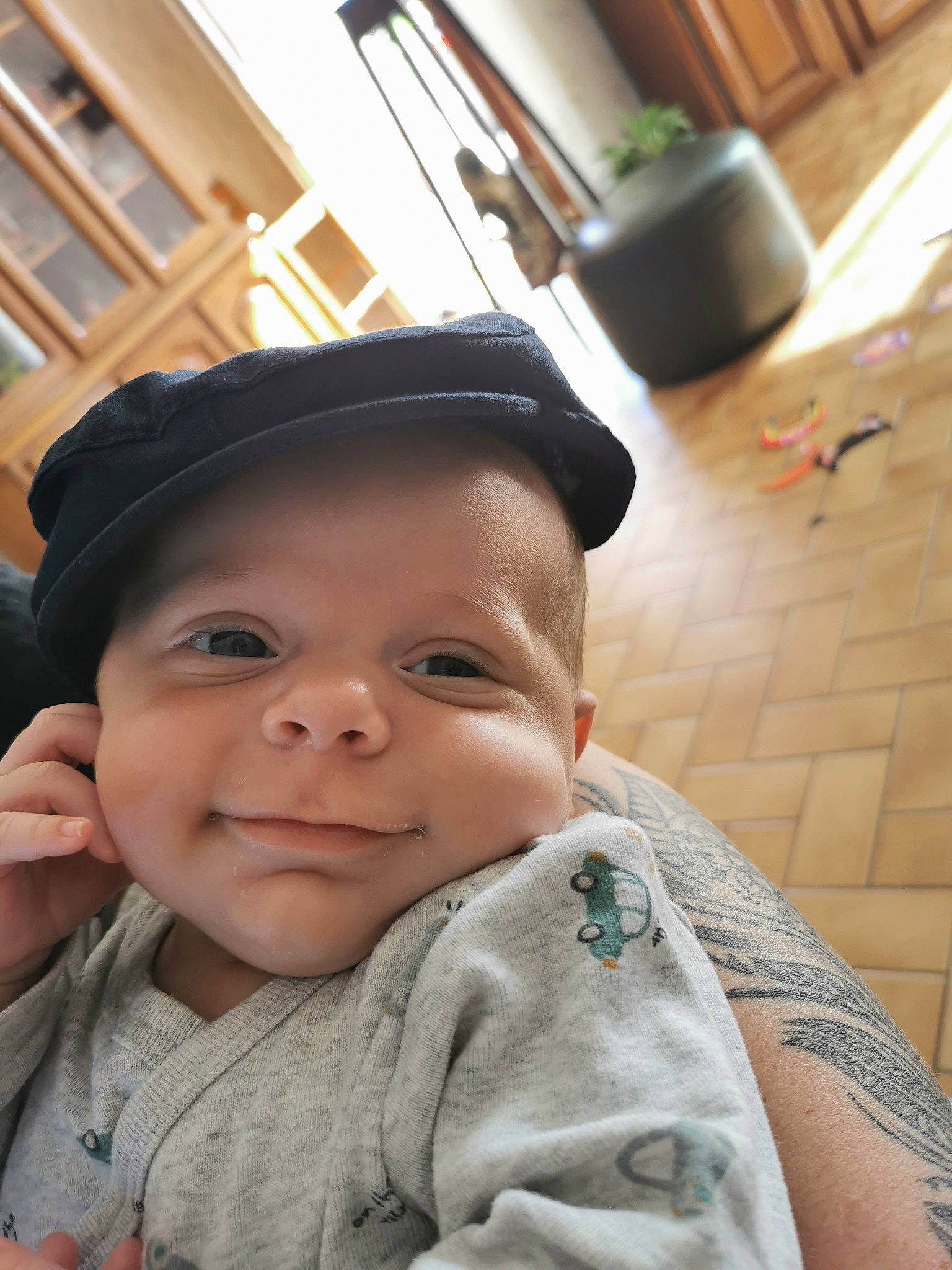 Logan participe au concours pour gagner de l'argent avec cette photo : cap, cheek, chin, cool, eye, eyebrow, face, finger, forehead, happy, hat, head, headwear, lip, mouth, nose, person, skin, sleeve, smile