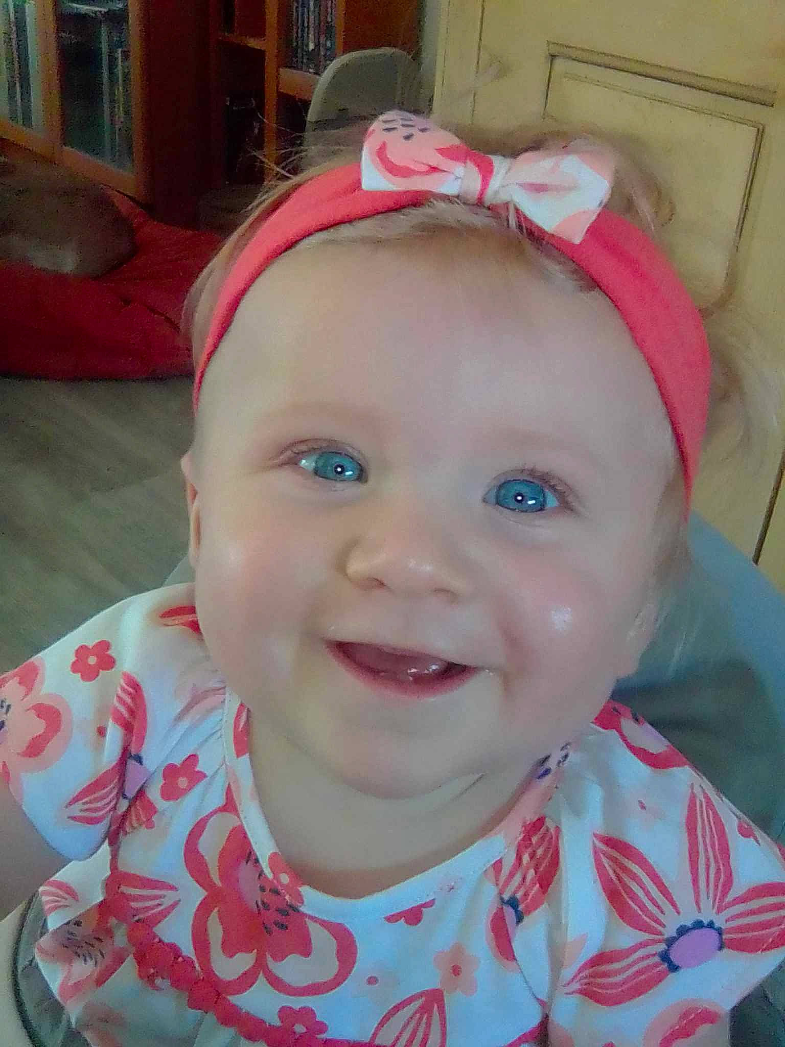 Elsa participe au concours pour gagner de l'argent avec cette photo : baby, cheek, chin, eye, eyebrow, eyelash, face, facial_expression, forehead, happy, head, headgear, iris, joy, lip, mouth, neck, nose, person, pink