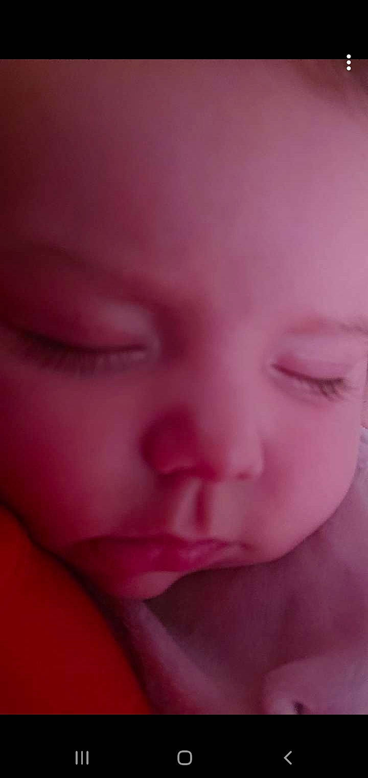 Léonie participe au concours pour gagner de l'argent avec cette photo : baby, beauty, cheek, child, chin, close_up, eye, eyebrow, face, facial_expression, forehead, head, lip, mouth, nose, person, pink, red, skin, sleep