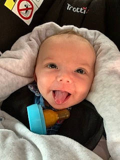 Léonie participe au concours pour gagner de l'argent avec cette photo : baby, baby_making_funny_faces, car_seat, cheek, child, chin, ear, face, facial_expression, head, lip, mouth, nose, person, skin, smile, toddler