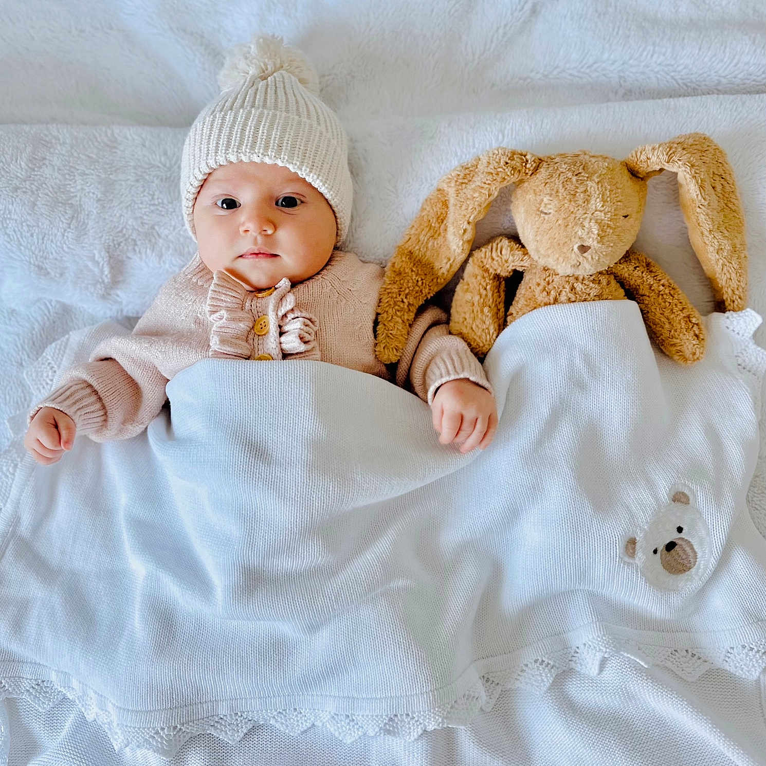 Adriana a rejoint le concours — aidez-le/la à gagner de superbes lots ! adorable, baby, bed, blanket, bunny, child, comfort, cute, indoor, infant, knit_hat, peaceful, plush_toy, resting, sleepwear, soft_texture, sweater, toy, tucked_in, warm