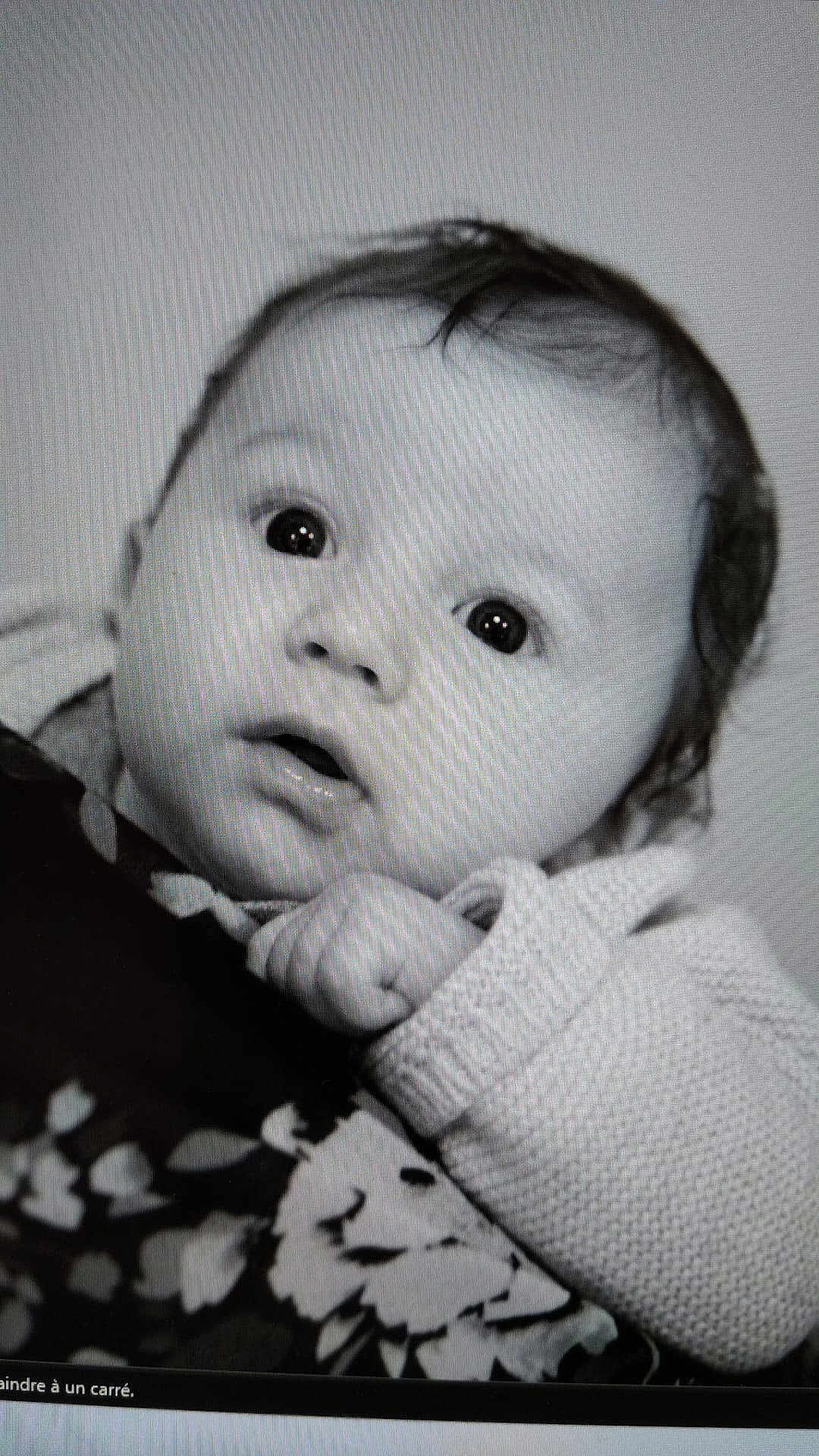 Côme participe au concours pour gagner de l'argent avec cette photo : baby, infant, face, black_and_white, closeup, expression, knitted_sleeve, curious, child, portrait, wide_eyes, young, cute, soft_focus, patterned_clothing, hand, indoor, person, looking, monochrome