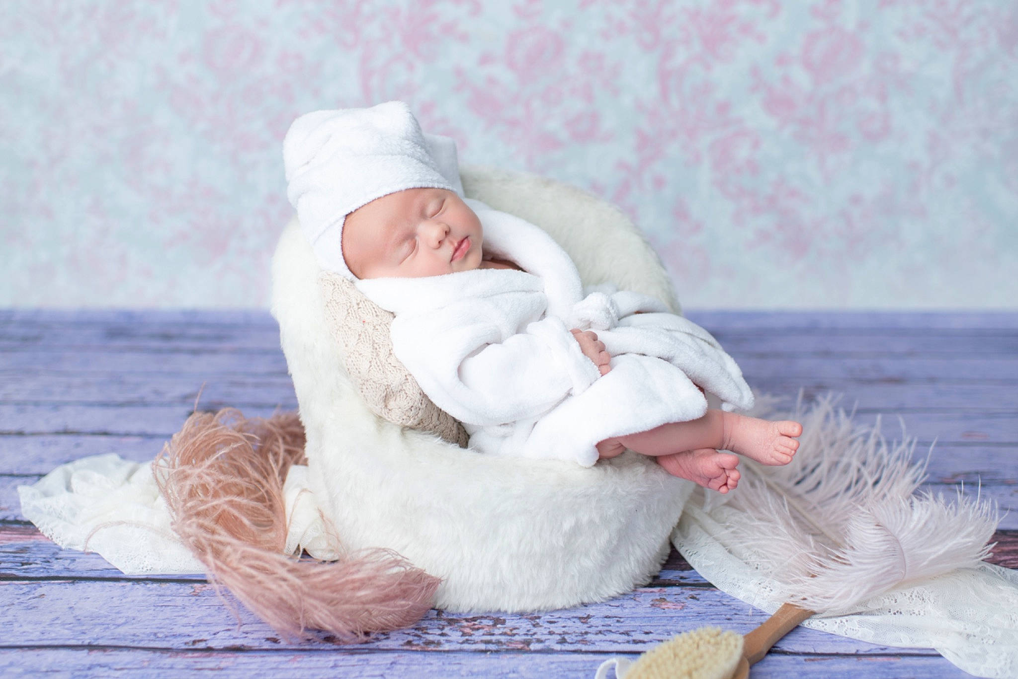 Ilyanna participe au concours pour gagner de l'argent avec cette photo : baby, baby_products, baby_sleeping, baby_toddler_clothing, bedding, child, comfort, foot, fur, happy, hat, headwear, human_body, linens, person, portrait_photography, room, sitting, textile, toddler