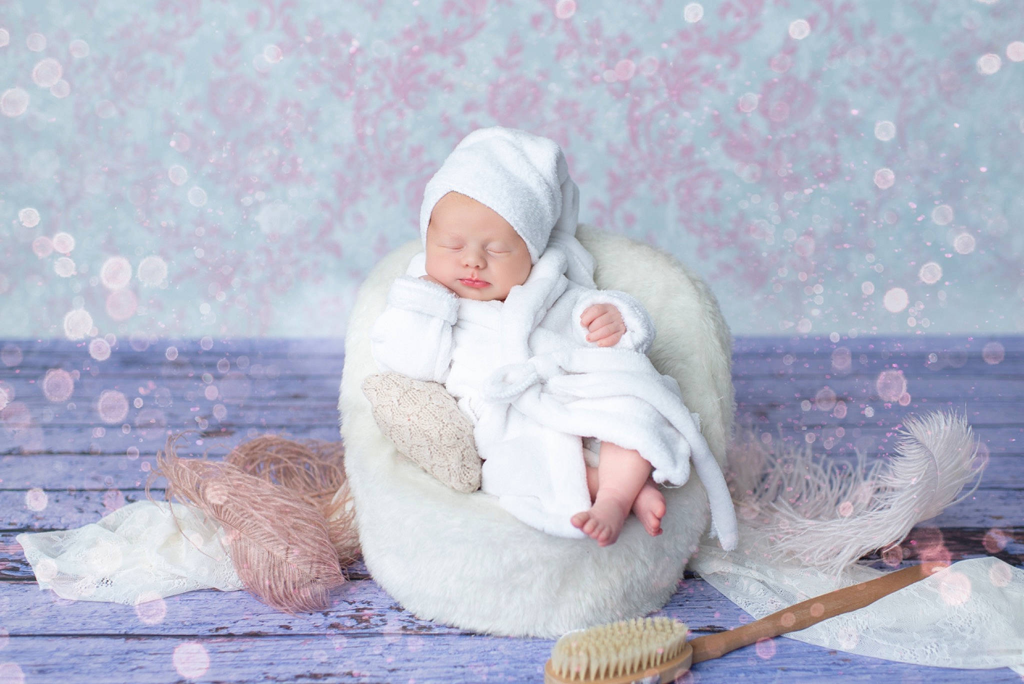 Ilyanna participe au concours pour gagner de l'argent avec cette photo : baby, baby_sleeping, beanie, child, christmas, comfort, event, freezing, fur, grass, happy, headgear, headwear, knit_cap, leisure, person, santa_claus, sitting, textile, toddler