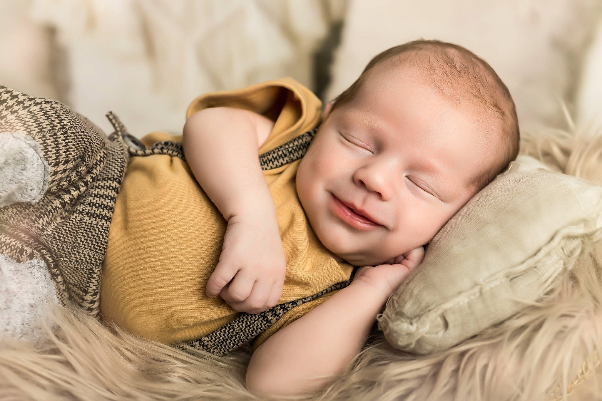 Lino a rejoint le concours — aidez-le/la à gagner de superbes lots ! abdomen, baby, baby_toddler_clothing, chest, child, close_up, comfort, flash_photography, fur, grass, happy, headgear, jewellery, pattern, people_in_nature, person, portrait_photography, sitting, skin, toddler
