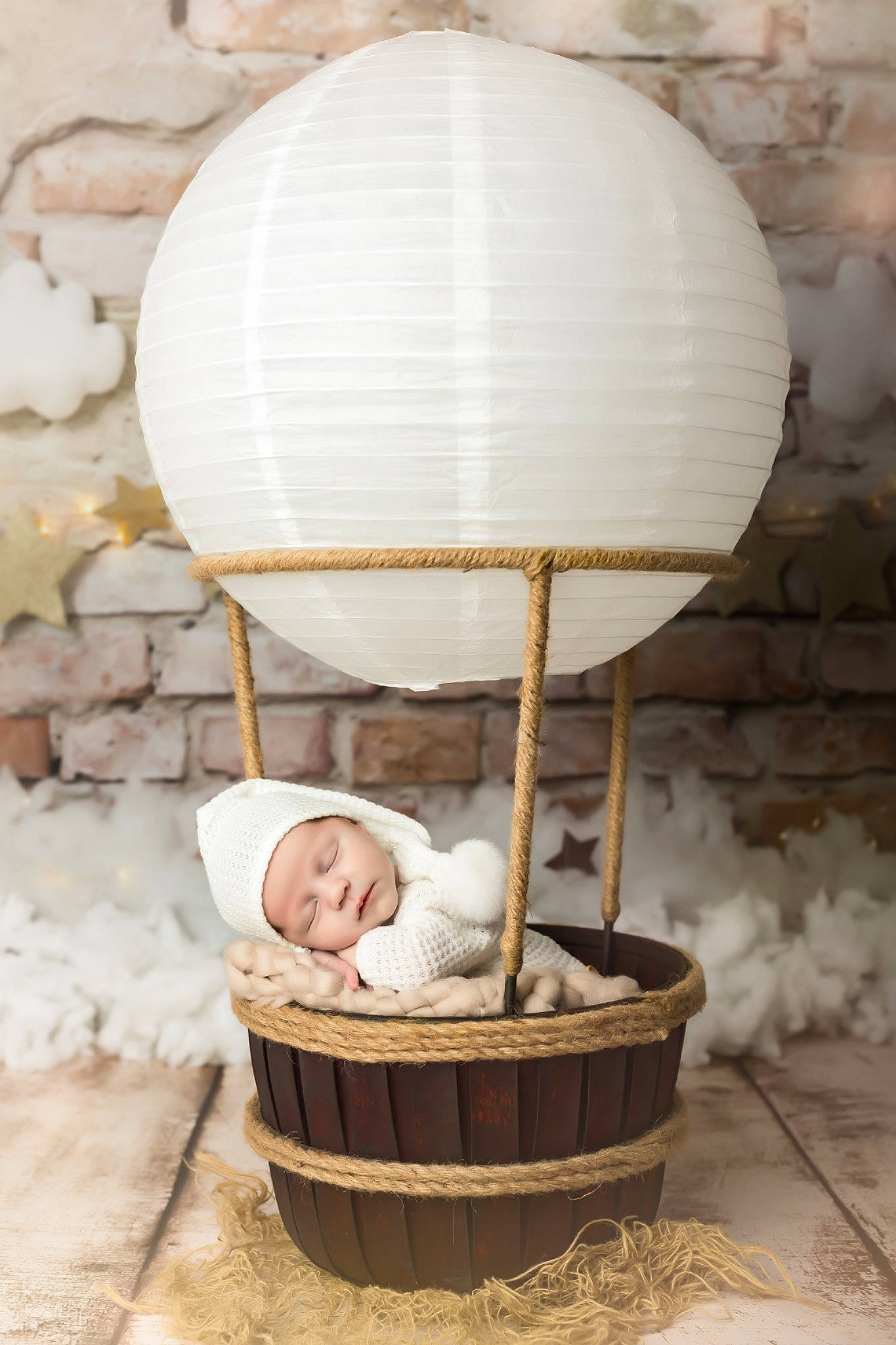 Lino participe au concours pour gagner de l'argent avec cette photo : baby, baby_products, basket, beauty, child, comfort, fashion_accessory, hair, hardwood, headgear, headwear, lamp, lampshade, person, room, sitting, storage_basket, toddler, twig, white
