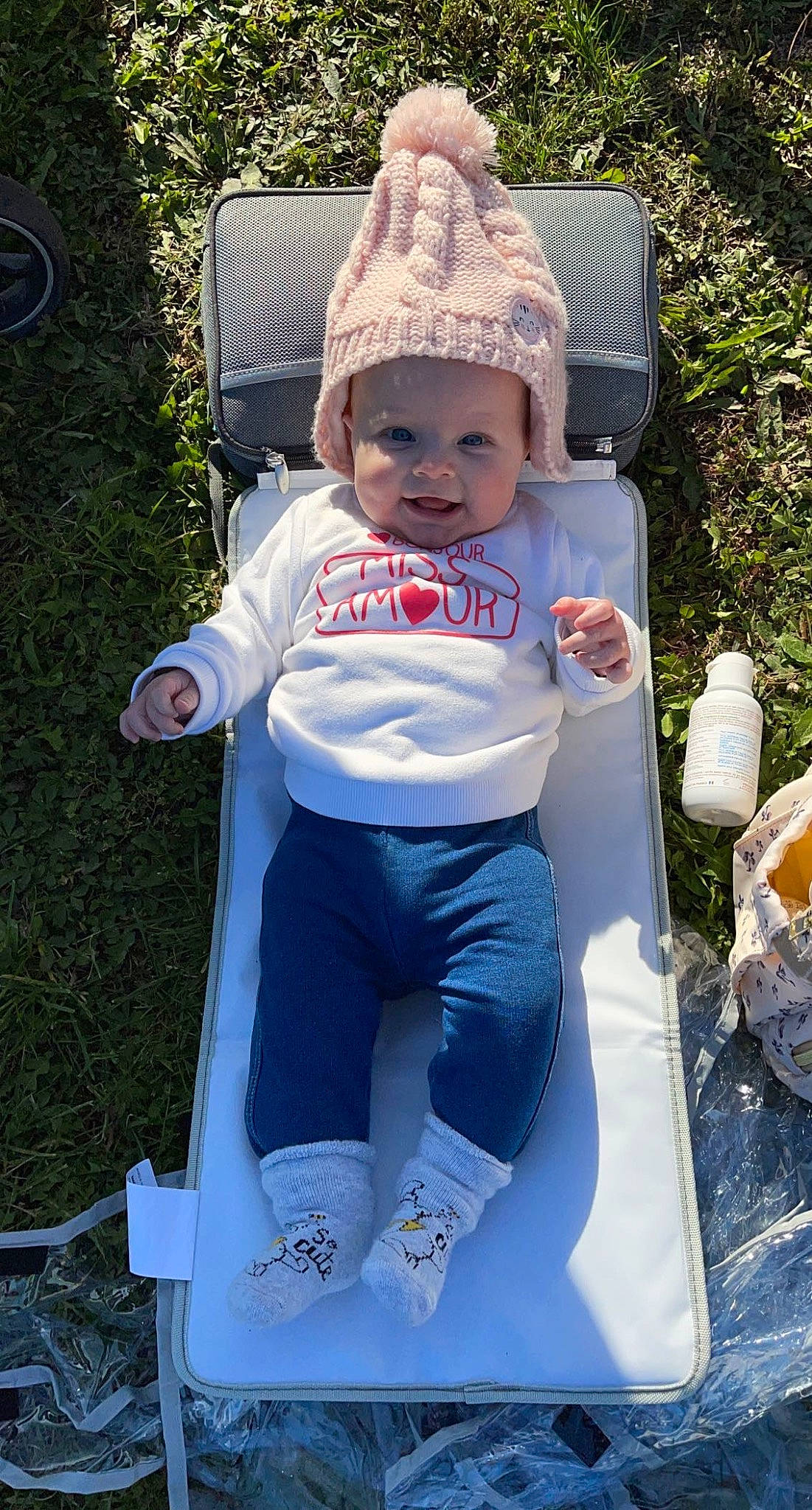 Alice a rejoint le concours — aidez-le/la à gagner de superbes lots ! baby, baby_toddler_clothing, cap, child, electric_blue, fun, grass, happy, hat, headwear, leisure, people_in_nature, person, personal_protective_equipment, plant, play, recreation, sitting, smile, t_shirt