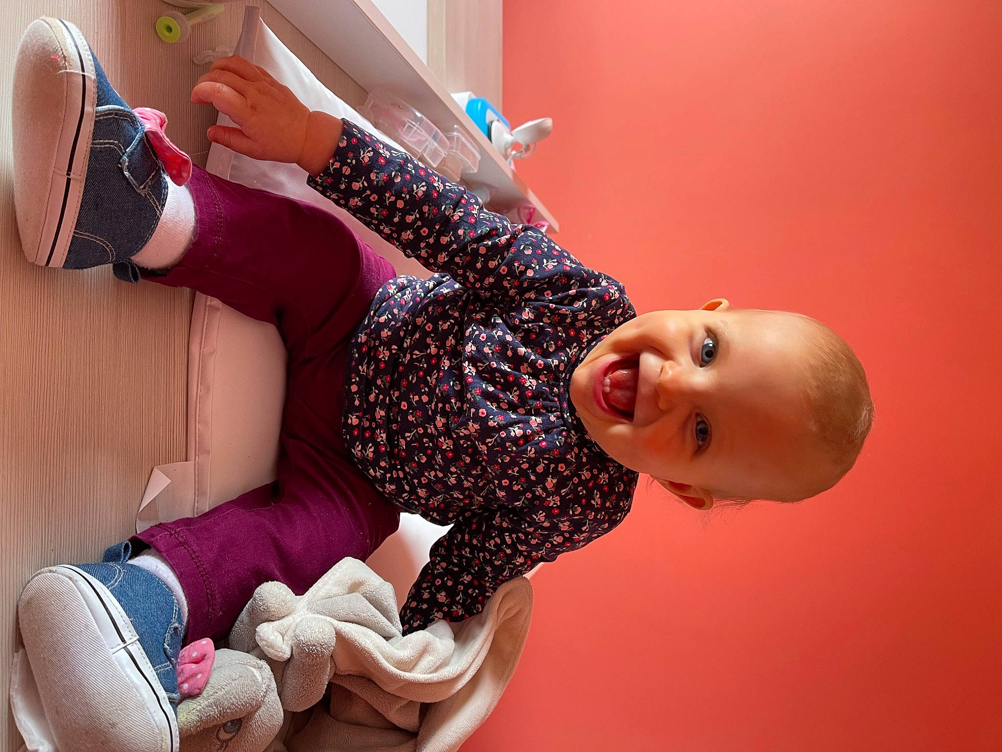 Alice participe au concours pour gagner de l'argent avec cette photo : arm, baby, baby_toddler_clothing, elbow, finger, gesture, hand, happy, human_leg, joint, joy, knee, leg, person, pink, purple, skin, sleeve, thigh, thumb