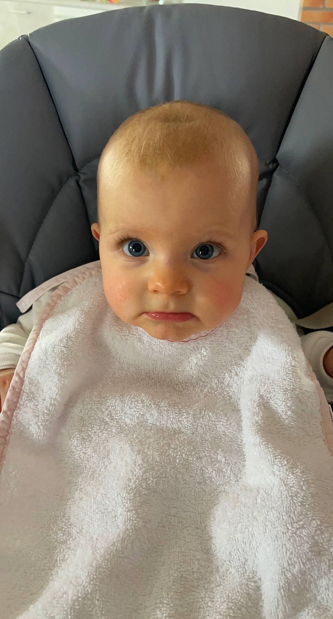 Alice participe au concours pour gagner de l'argent avec cette photo : baby, baby_toddler_clothing, cheek, child, collar, comfort, eyebrow, eyelash, forehead, iris, lip, neck, no_expression, nose, person, sleeve, tableware, toddler