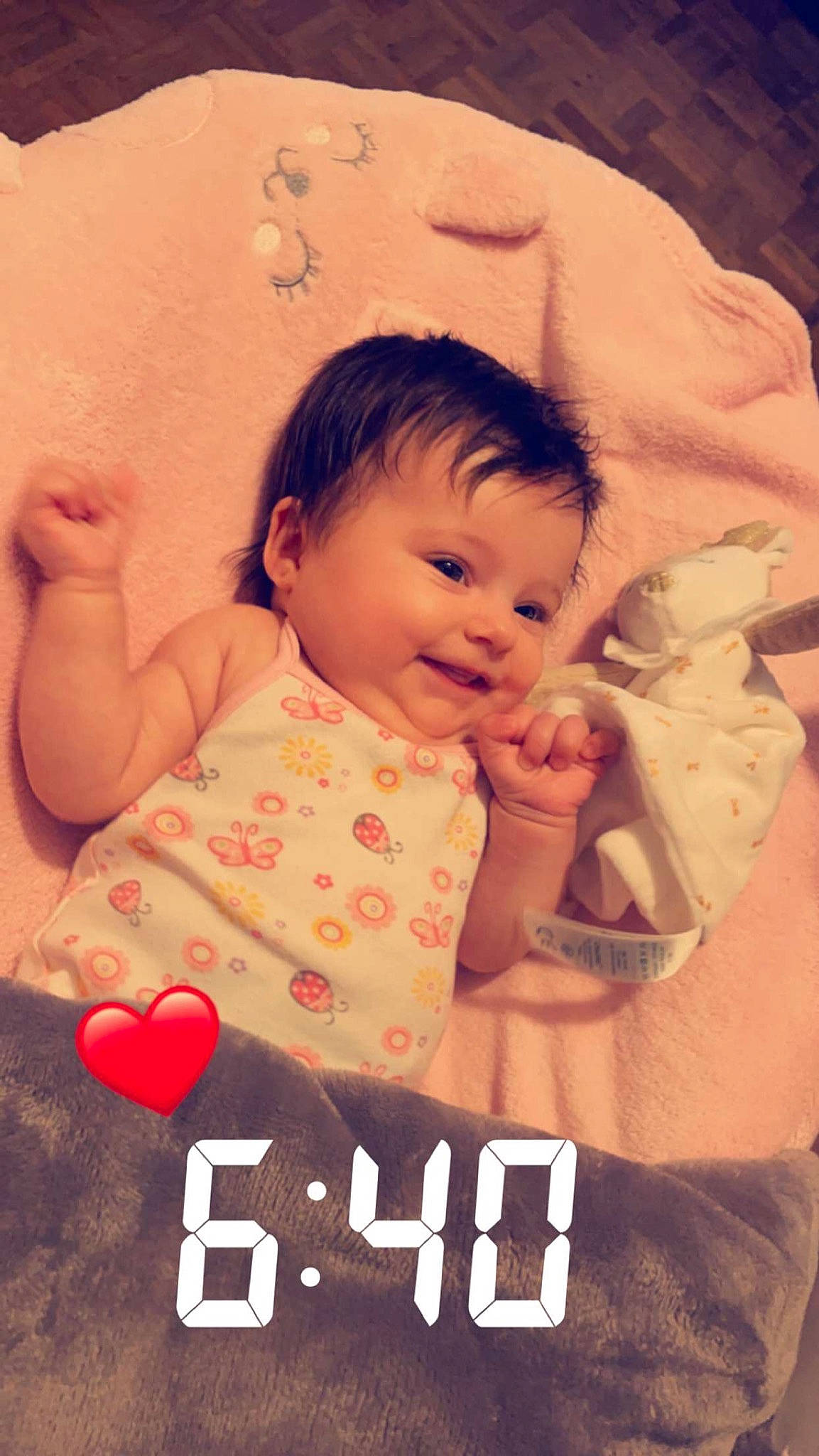 Inès a rejoint le concours — aidez-le/la à gagner de superbes lots ! arm, baby, baby_toddler_clothing, cheek, chin, comfort, finger, gesture, happy, human, joy, lip, mouth, muscle, nose, organ, person, pink, skin, sleeve