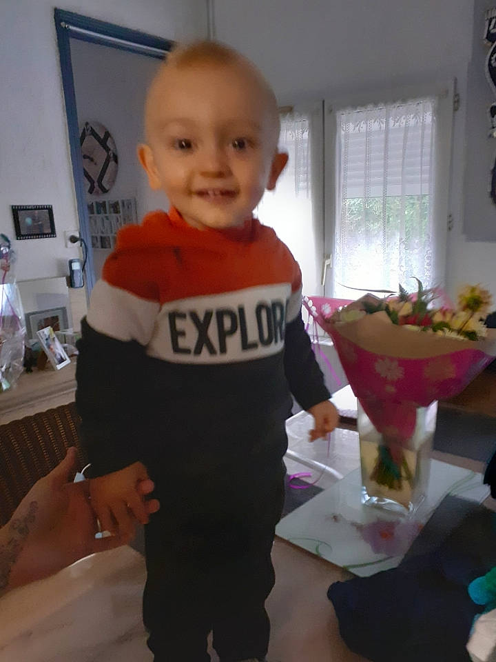 Elizio participe au concours pour gagner de l'argent avec cette photo : child, joy, person, smile, standing, t_shirt, toddler