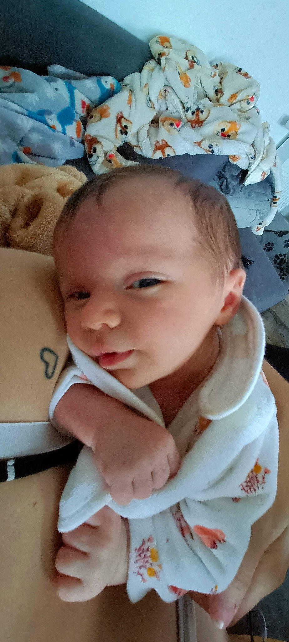 Anastazya a rejoint le concours — aidez-le/la à gagner de superbes lots ! baby, baby_products, baby_toddler_clothing, cheek, child, comfort, eye, eyelash, face, fashion_accessory, grass, happy, head, pattern, person, product, sitting, skin, sleeve, toddler