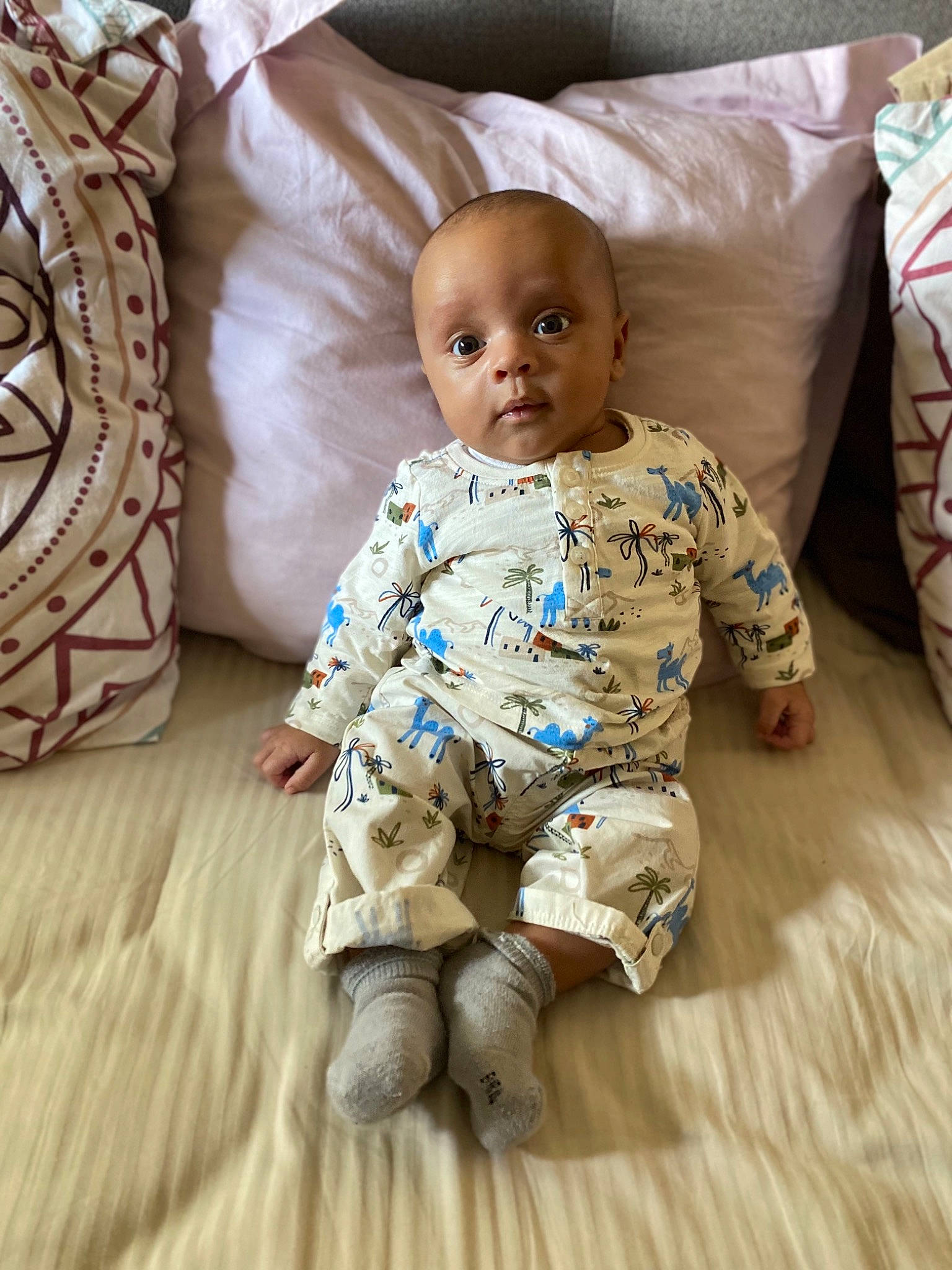 Yannis a rejoint le concours — aidez-le/la à gagner de superbes lots ! baby, baby_toddler_clothing, beige, cheek, child, comfort, floor, flooring, hardwood, head, linens, pattern, person, pillow, room, sitting, skin, sleeve, toddler, vertebrate