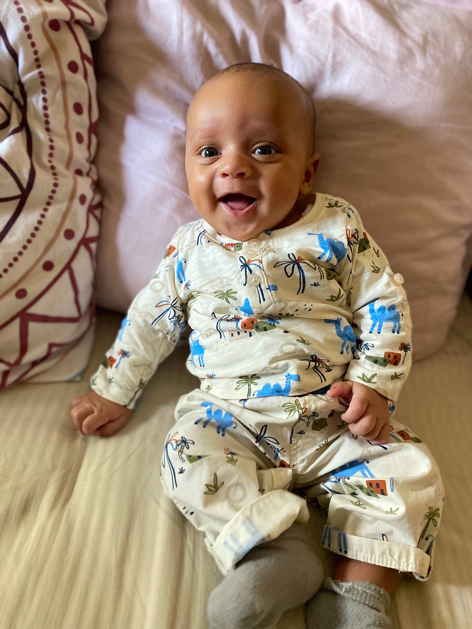 Yannis participe au concours pour gagner de l'argent avec cette photo : baby, baby_toddler_clothing, cheek, child, comfort, face, flooring, foot, happy, linens, pattern, person, portrait_photography, product, room, sitting, skin, sleeve, smile, toddler