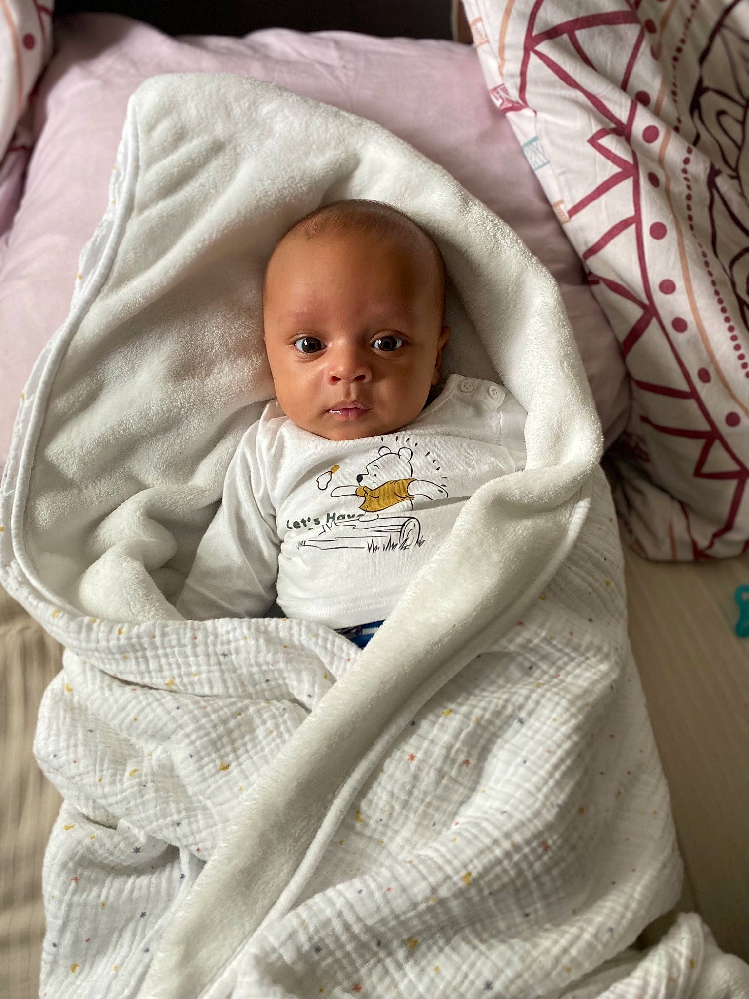 Yannis participe au concours pour gagner de l'argent avec cette photo : baby, baby_products, baby_safety, baby_toddler_clothing, bedding, cheek, child, comfort, facial_expression, happy, linens, monochrome, pattern, person, room, sitting, skin, sleeve, t_shirt, textile