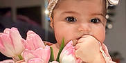 Luna participe au concours pour gagner de l'argent avec cette photo : baby, bouquet, bow, child, closeup, clothing, curious, cute, face, flower_stem, flowers, hand, headband, indoor, person, pink, portrait, skin, soft_lighting, tulips