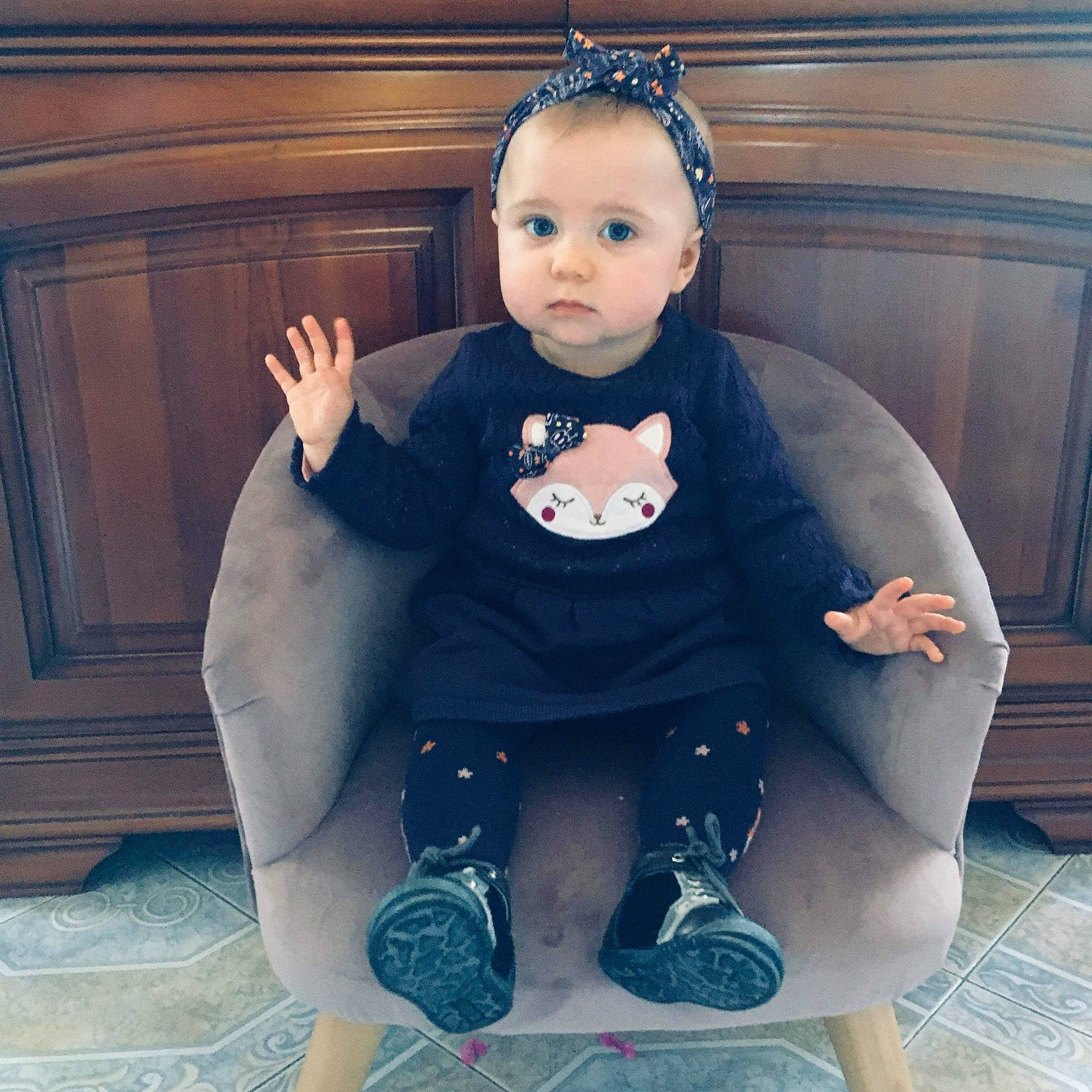Salomé participe au concours pour gagner de l'argent avec cette photo : arm, baby, baby_toddler_clothing, chair, child, comfort, cool, dress, face, facial_expression, happy, head, human_leg, jewellery, organ, person, sleeve, t_shirt, thigh, toddler