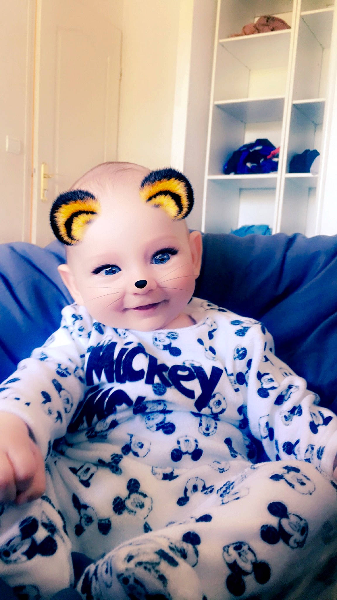 Djouliann participe au concours pour gagner de l'argent avec cette photo : beauty, blue, boy, child, day, eye, face, fun, girl, hair_accessory, happiness, head, infant, organ, person, product, skin, smile, textile, toddler